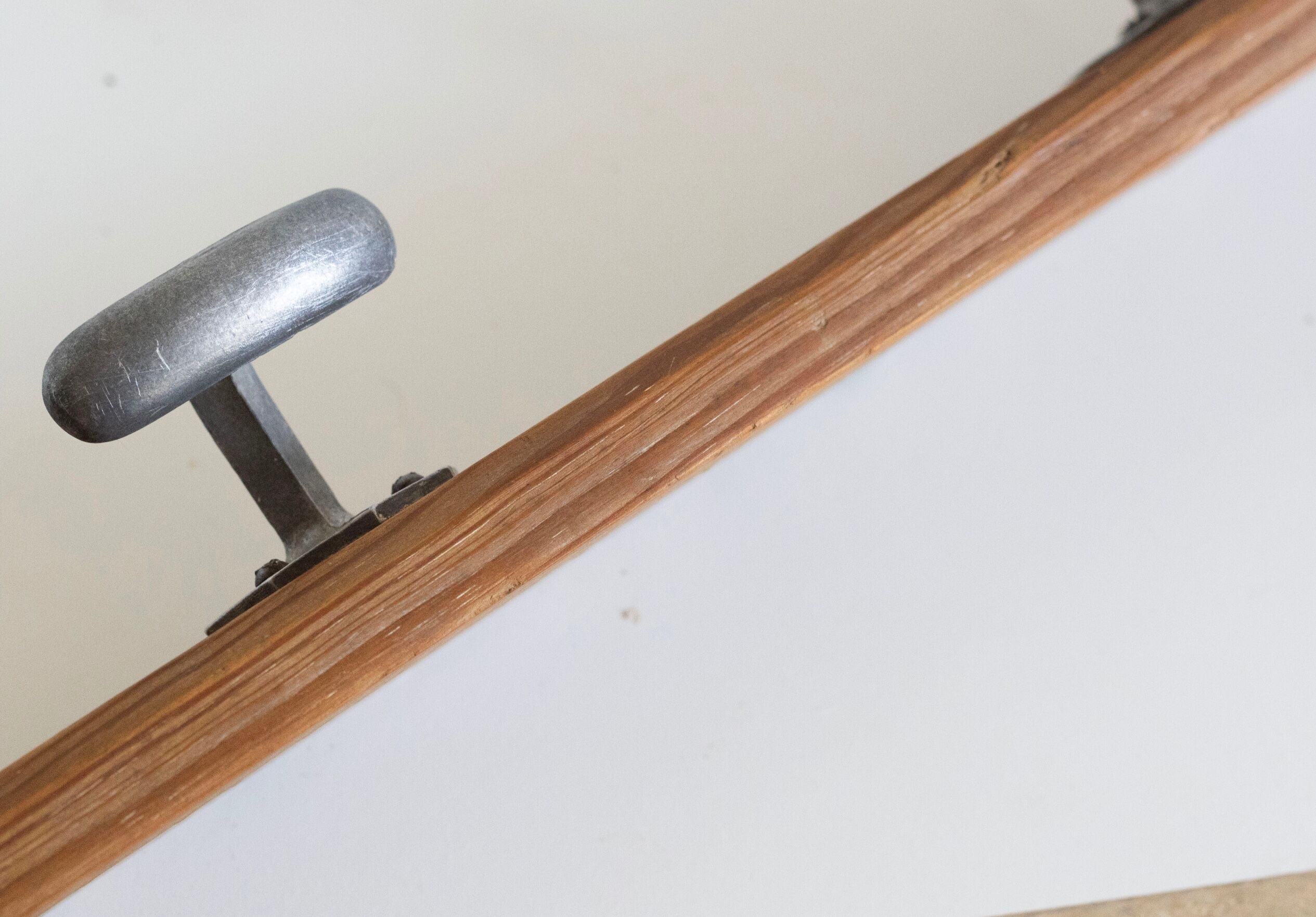 Wall coat rack in wood and metal