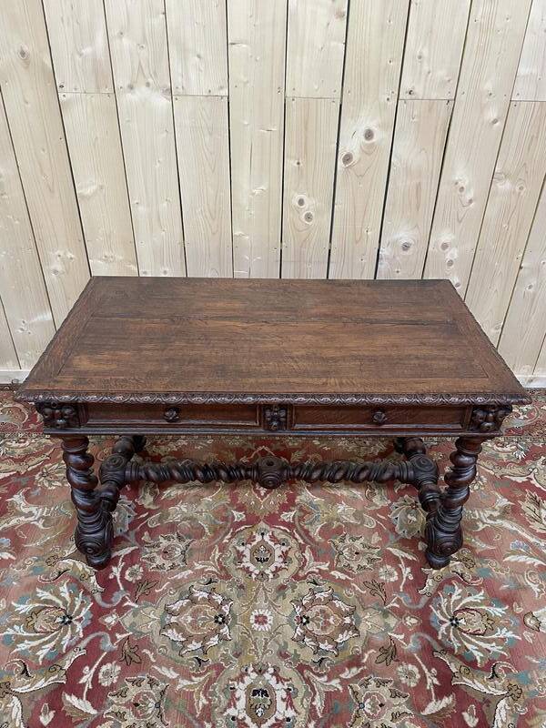 Bureau plat de style Louis XIII en chêne à deux tiroirs