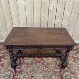 Bureau plat de style Louis XIII en chêne à deux tiroirs