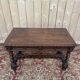 Bureau plat de style Louis XIII en chêne à deux tiroirs
