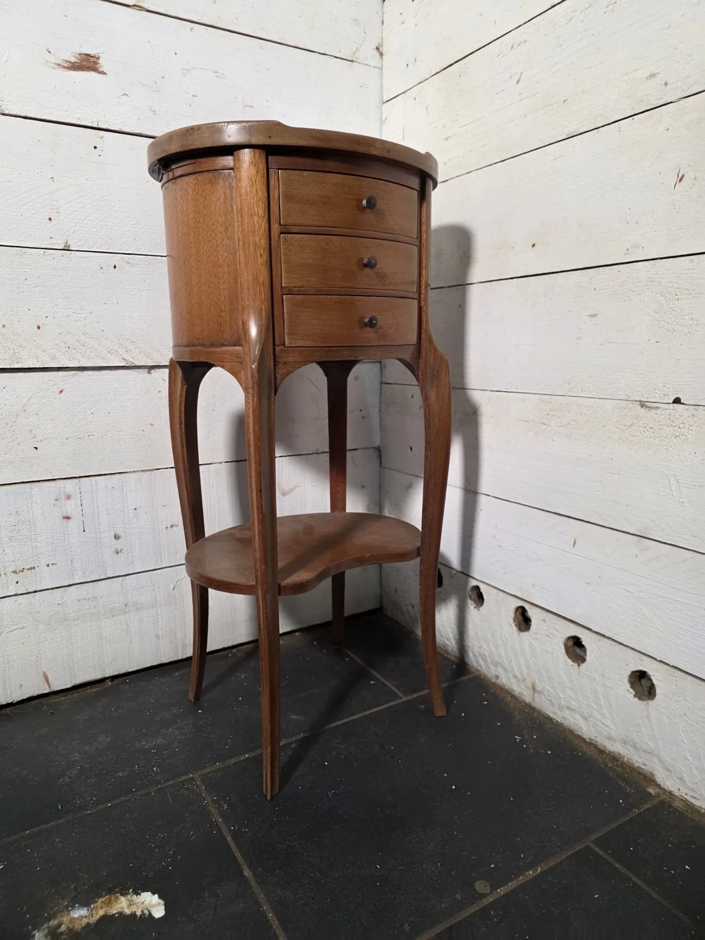 Table de chevet ovale style Louis XV en acajou 