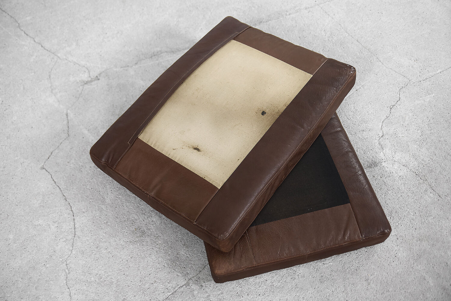 Vintage modern two-seater canapé in brown leather 3330 by Arne Vodder for Fritz Hansen.