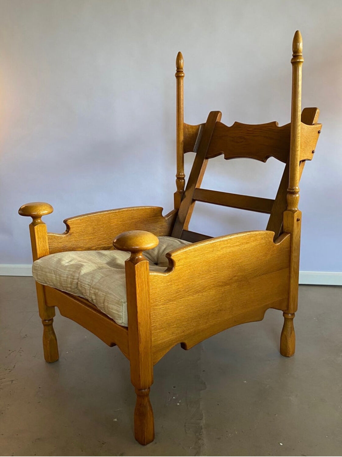 Castle lounge chair