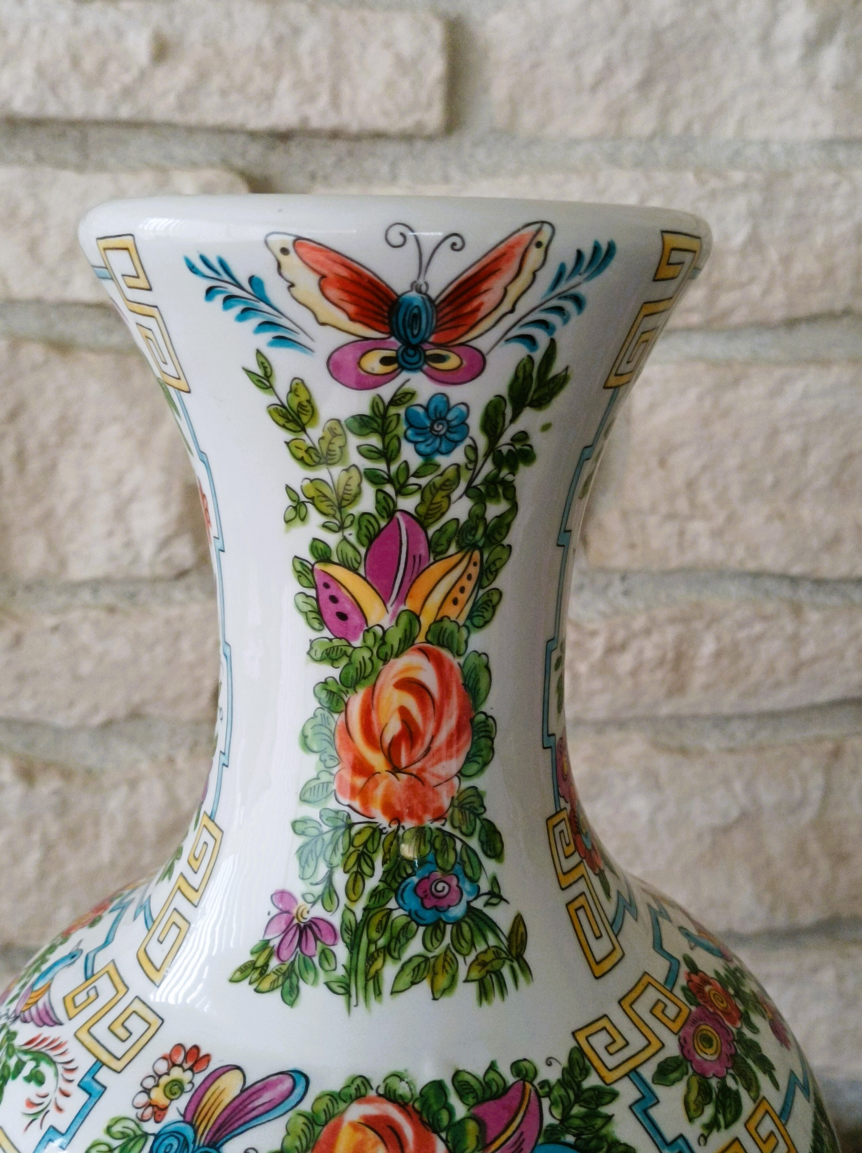 Large chinese vase signed