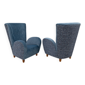Paire de fauteuils à dossier haut italiens Paolo Buffa en velours bleu et chenille.