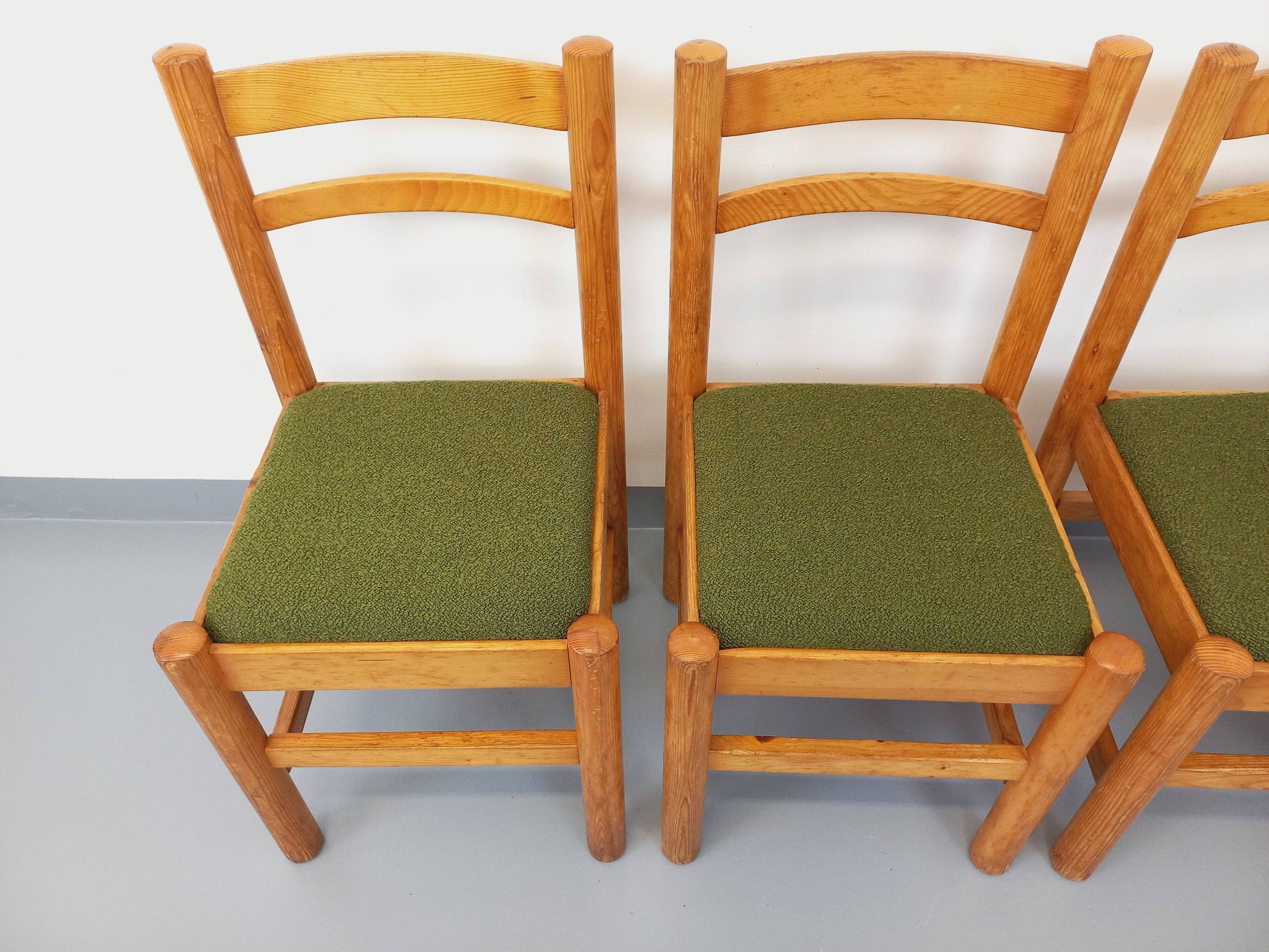 Set of 4 vintage chairs in pine and khaki green bouclette fabric from the 70s
