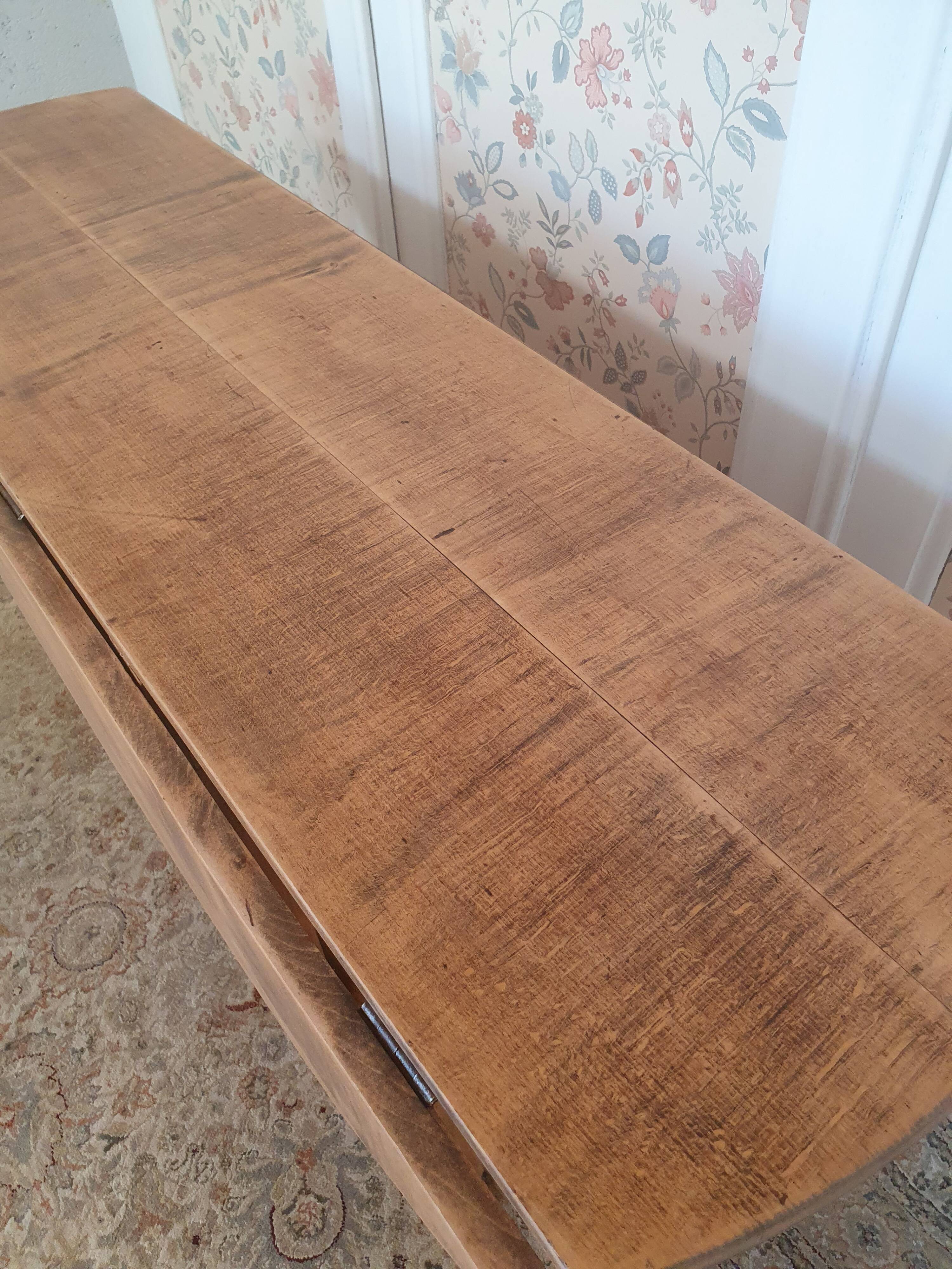 Drop-leaf gateleg table