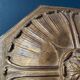 Grand ornement de plafond vintage en bois et résine doré, de style Louis XIV