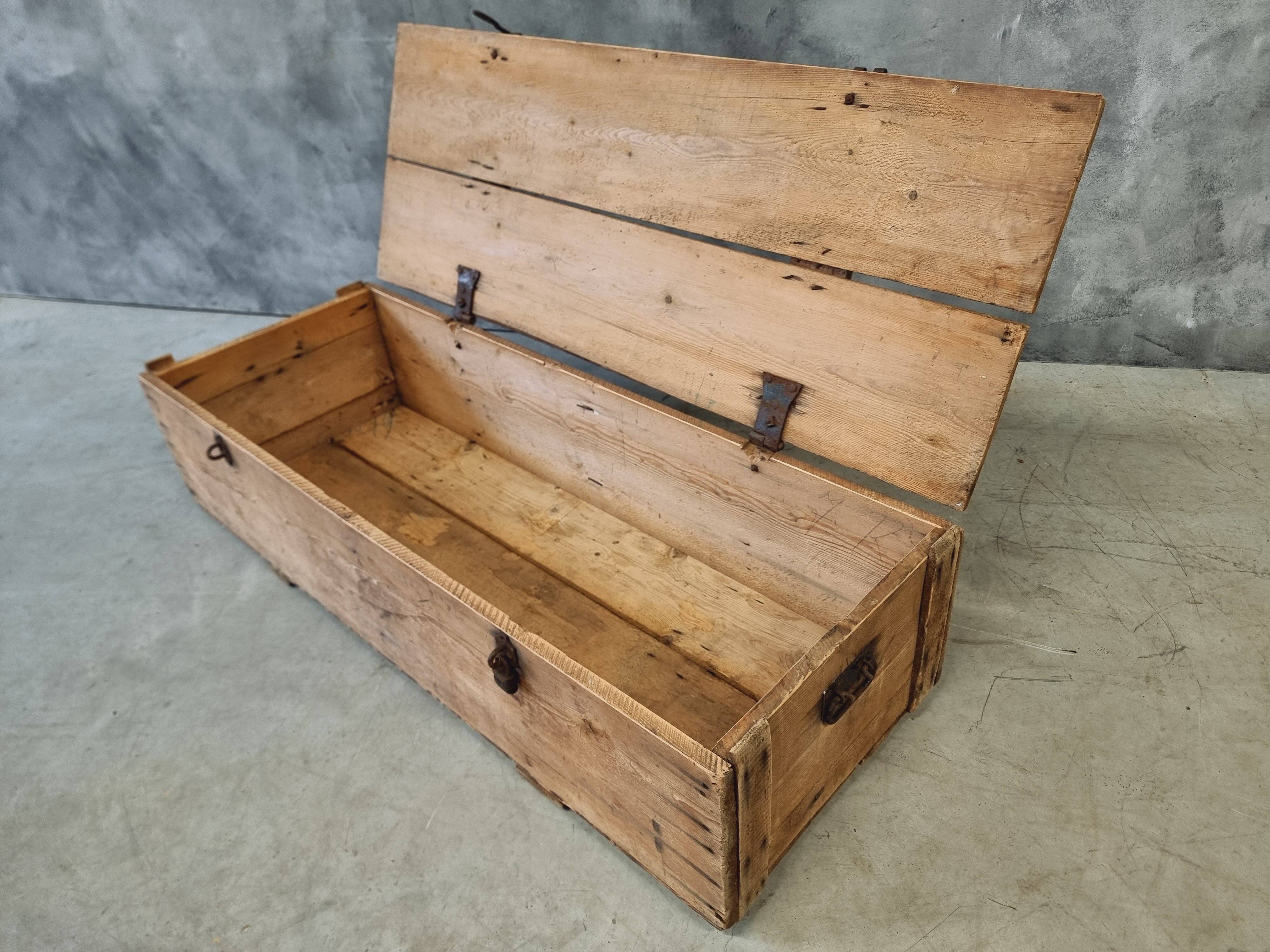 Coffre ancien table basse XIXe siècle 57x152 cm