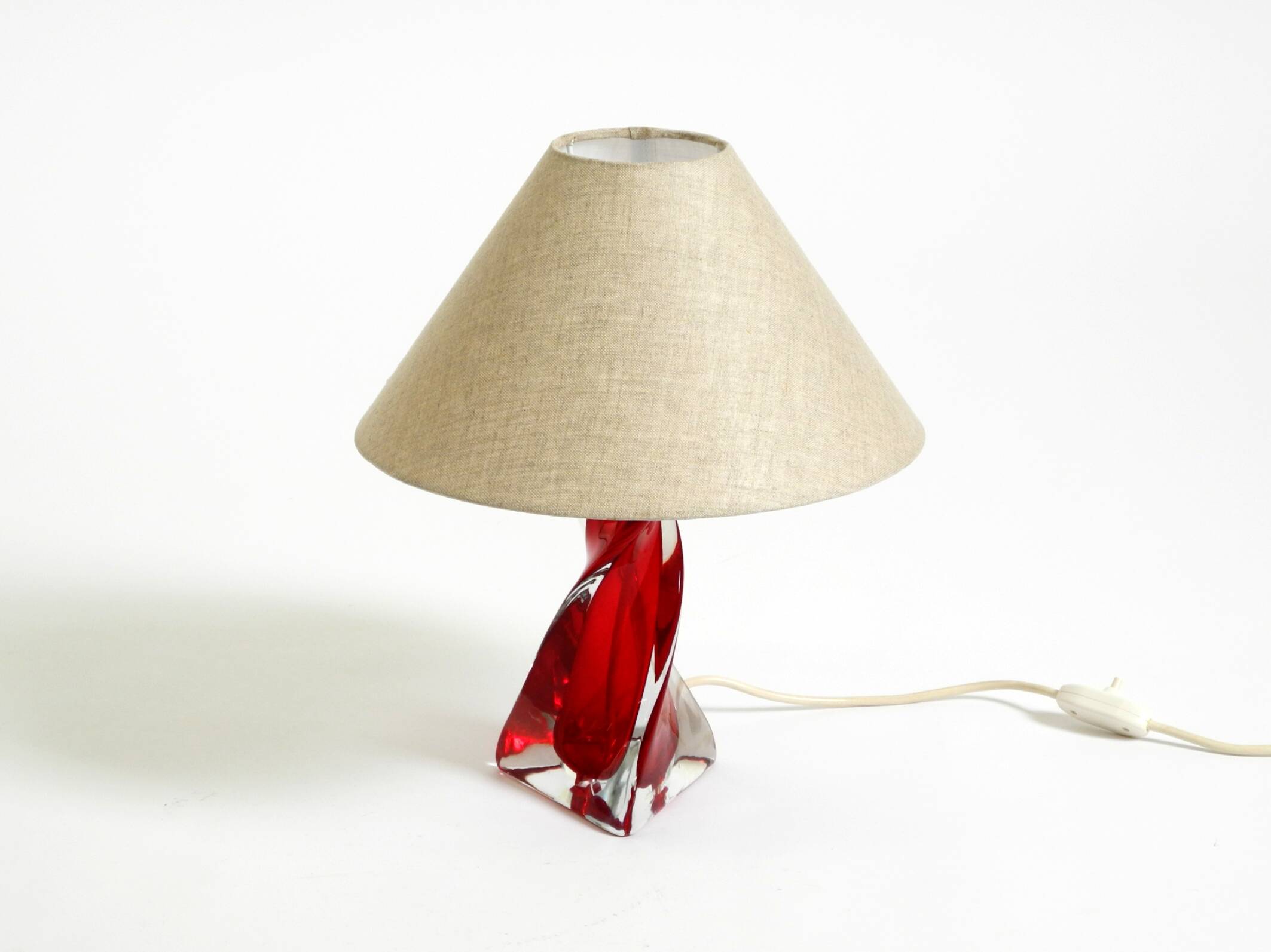 Lampe de table du milieu du siècle en verre cristal solide rouge et transparent.
