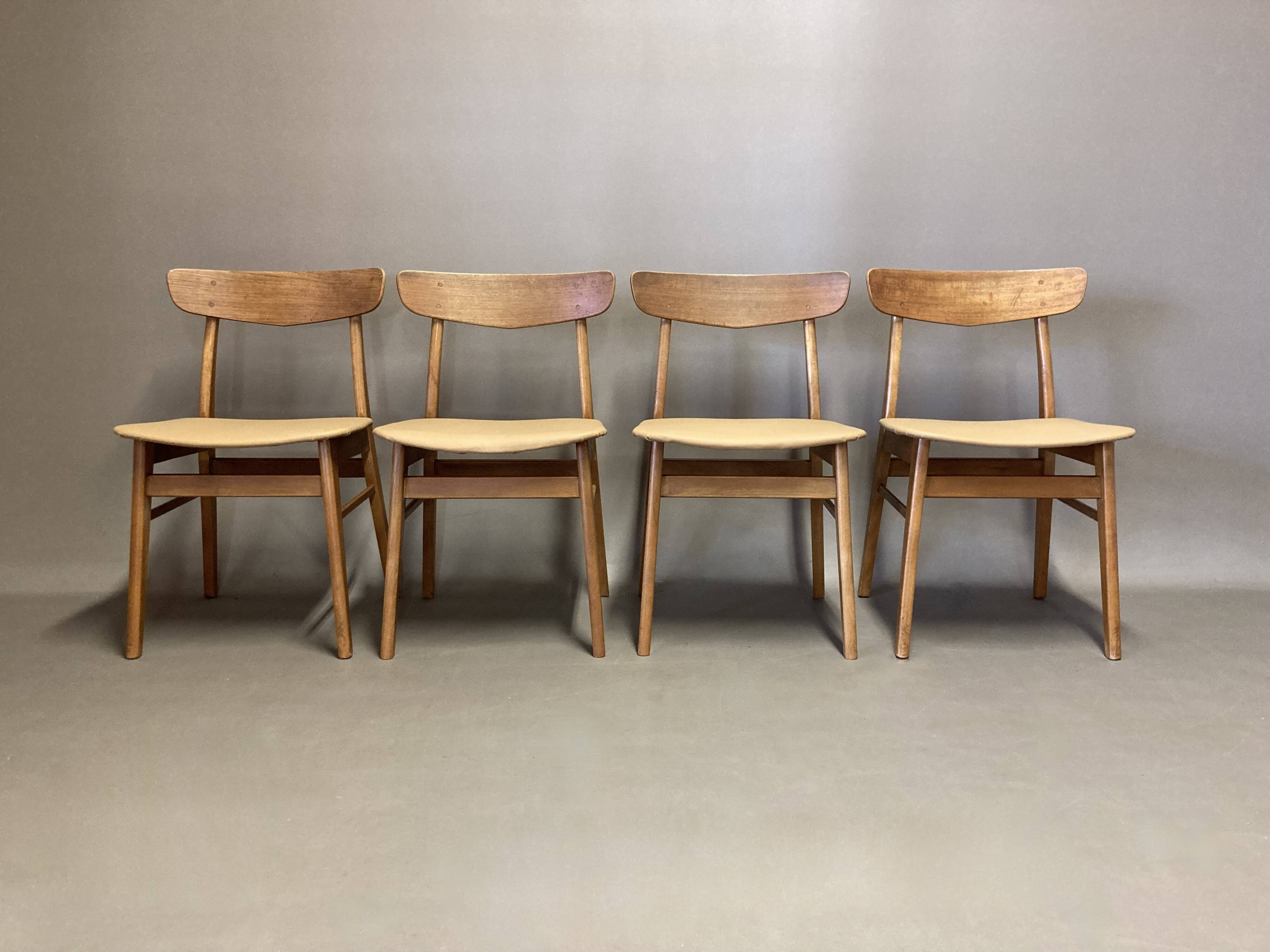 Suite de 4 chaises "Design Scandinave" 1950.