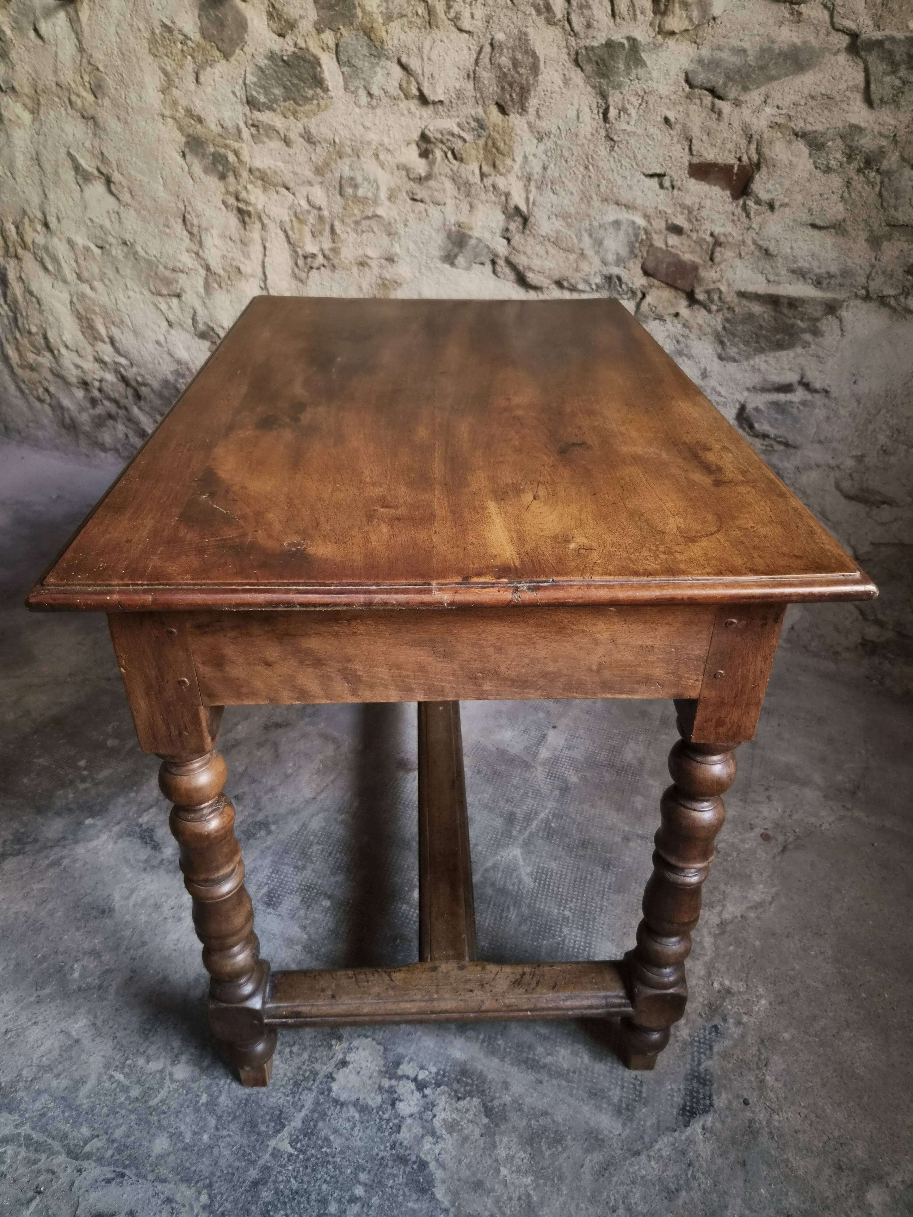 Table d'écriture française ancienne en noyer, bureau du XVIIIe siècle avec tiroir, vers 1750–1800