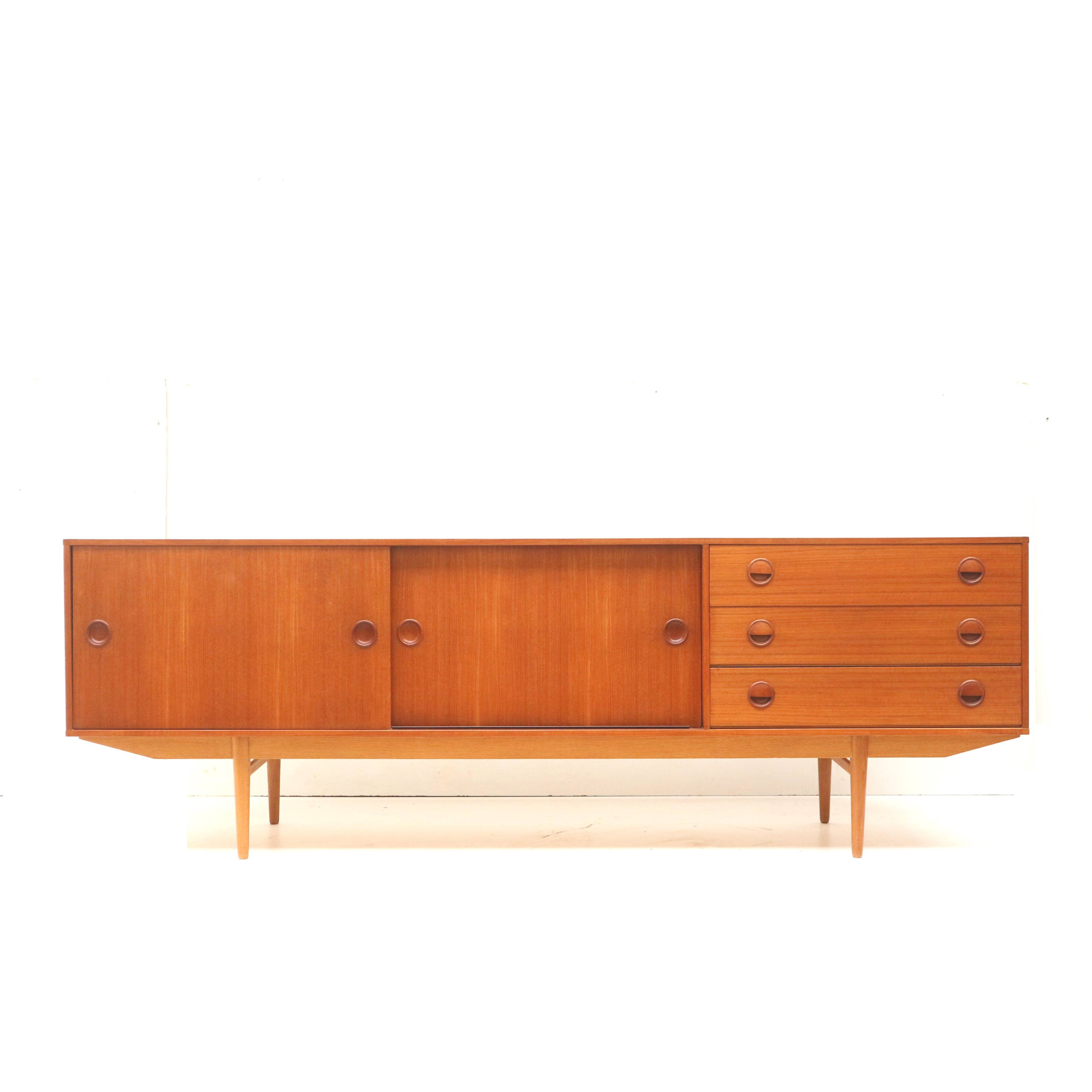 Beautiful long minimalist sideboard designed by William Watting and made by Fristho, Netherlands 195