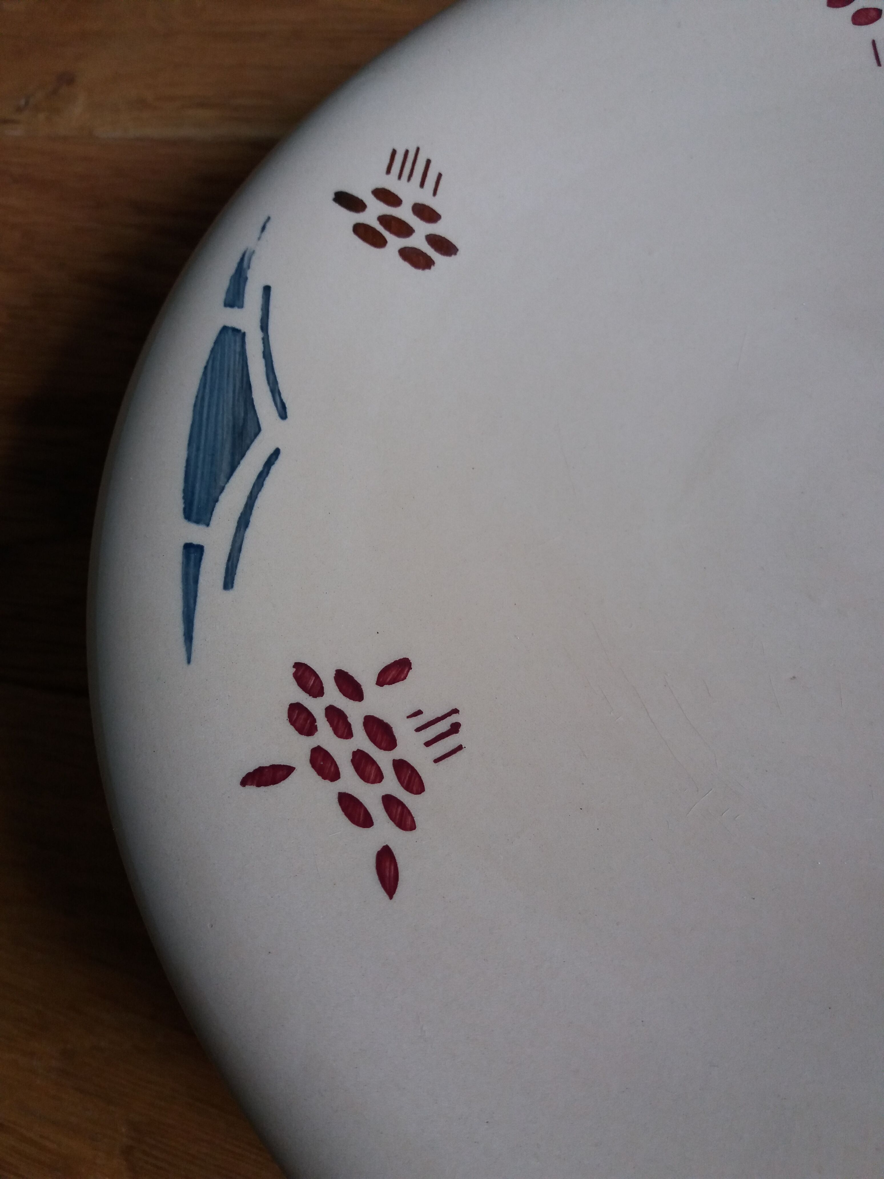 Round hollow dish Art Deco stencil decoration