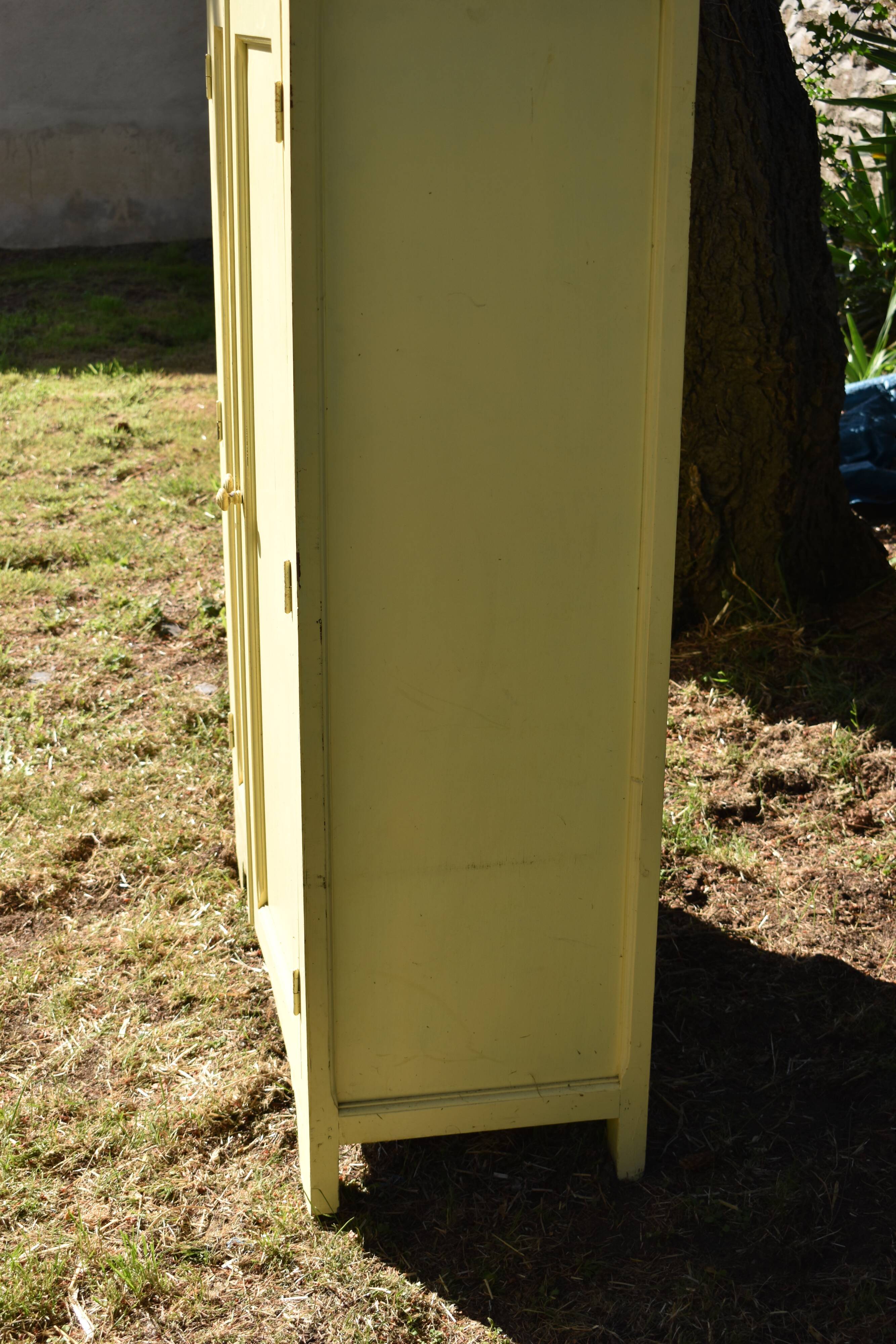 Armoire ancienne buffet jaune vintage parisien