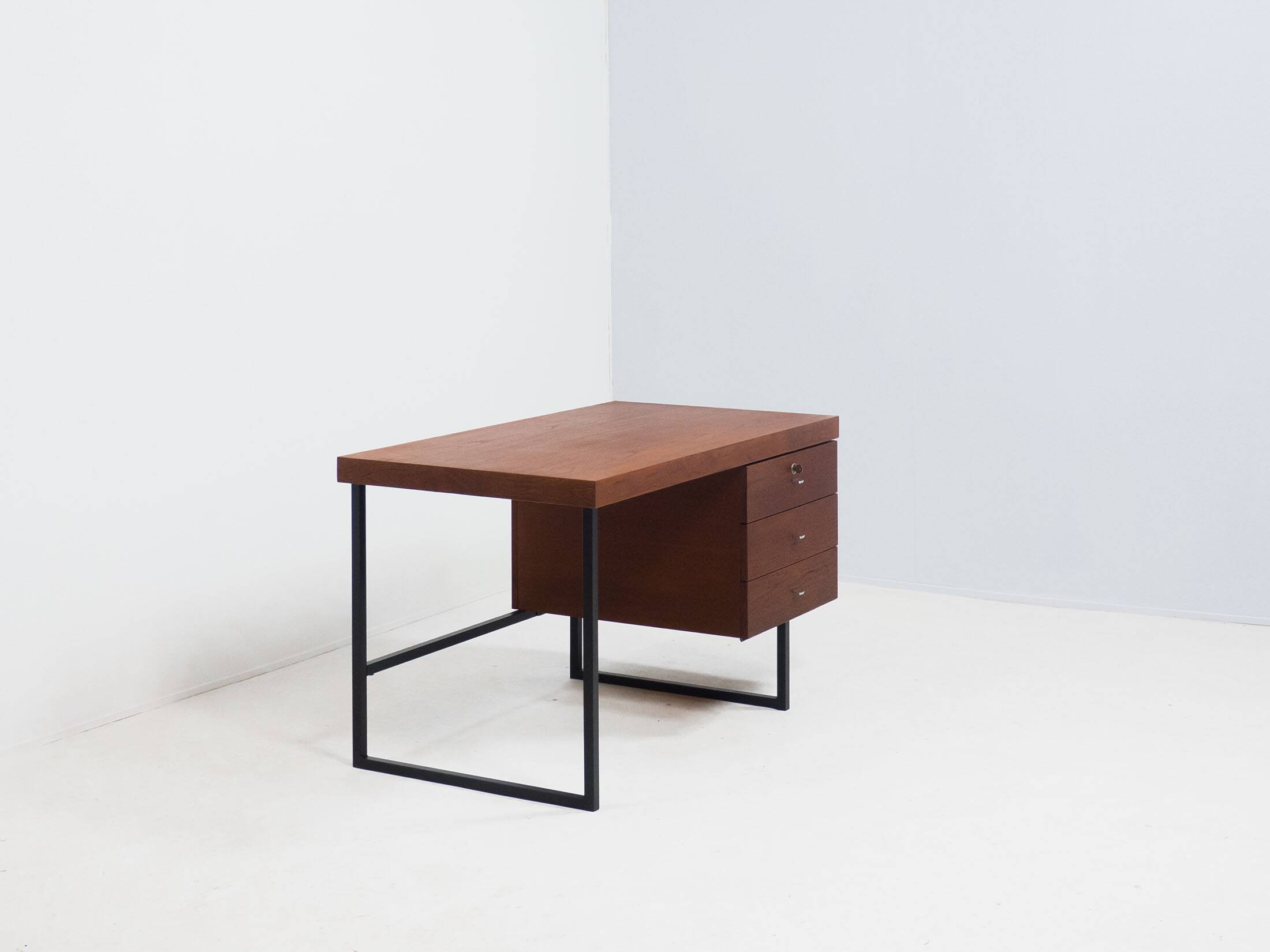 Meurop ‘Standard’ writing desk by Pierre Guariche