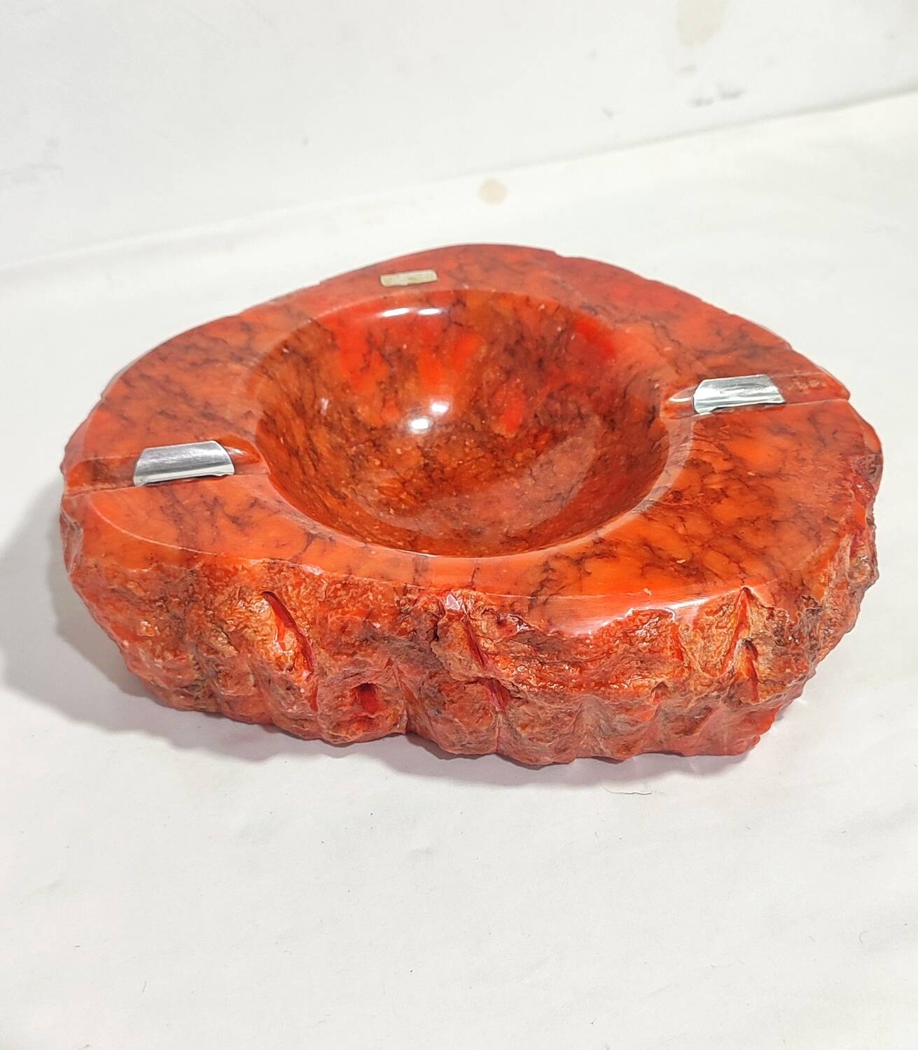 Cenicero de alabastro y plata. Italia, 1960s.