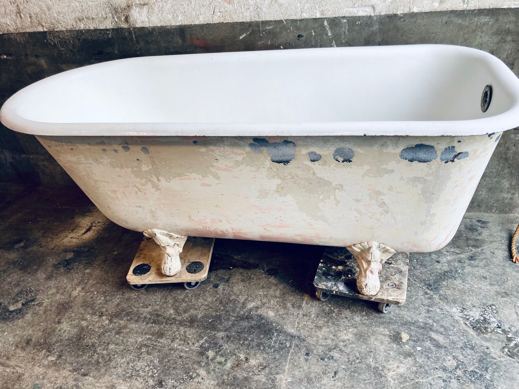Cast iron bathtub eagle's feet