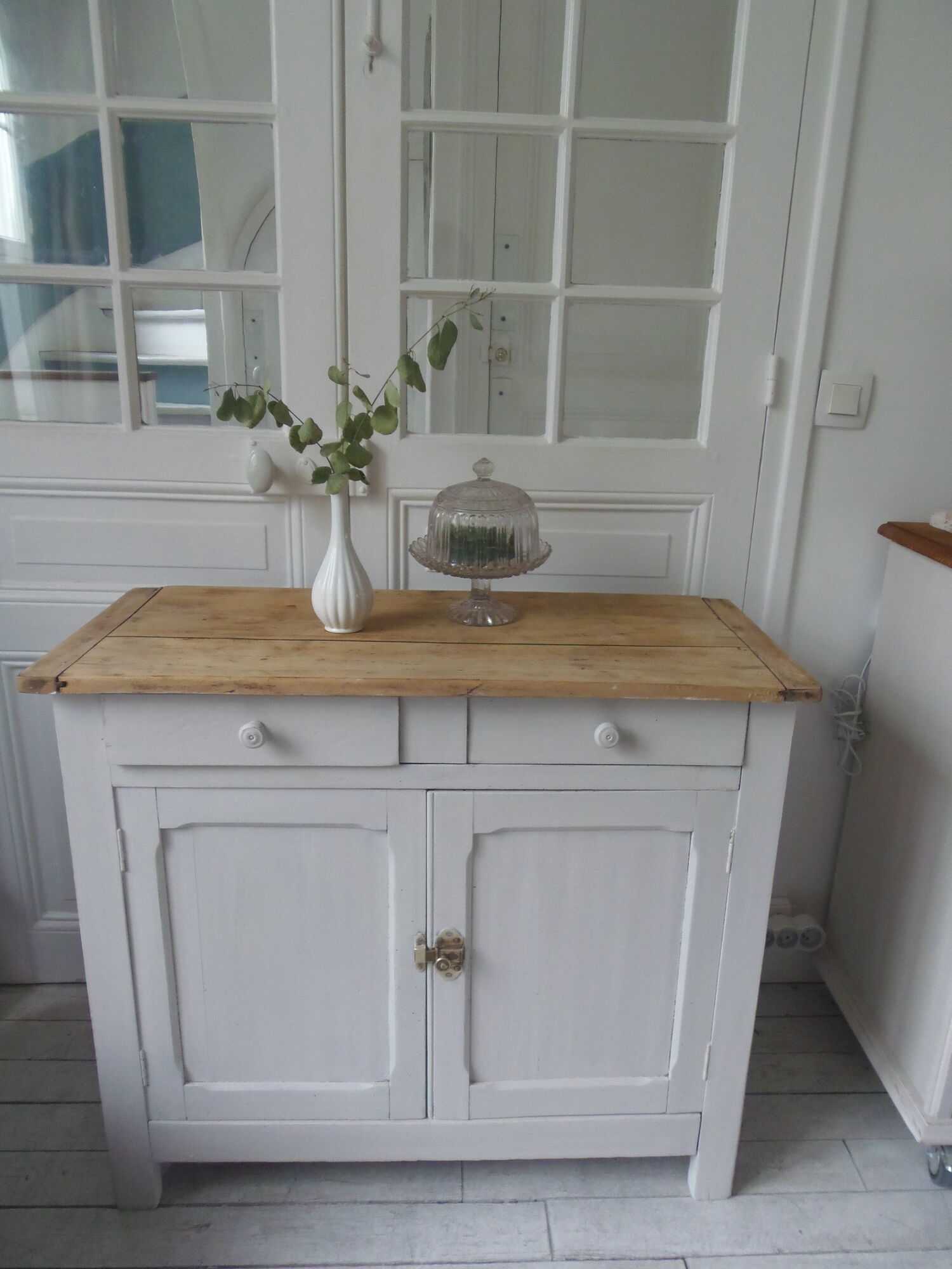 Buffet parisien vintage patiné gris perle, plateau bois.