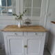 Buffet parisien vintage patiné gris perle, plateau bois.