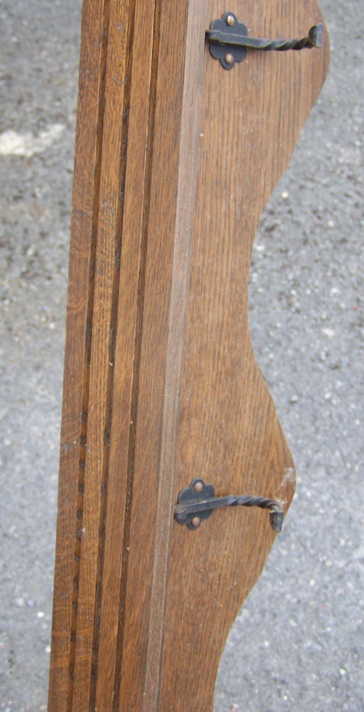 Wooden shelf display for pans