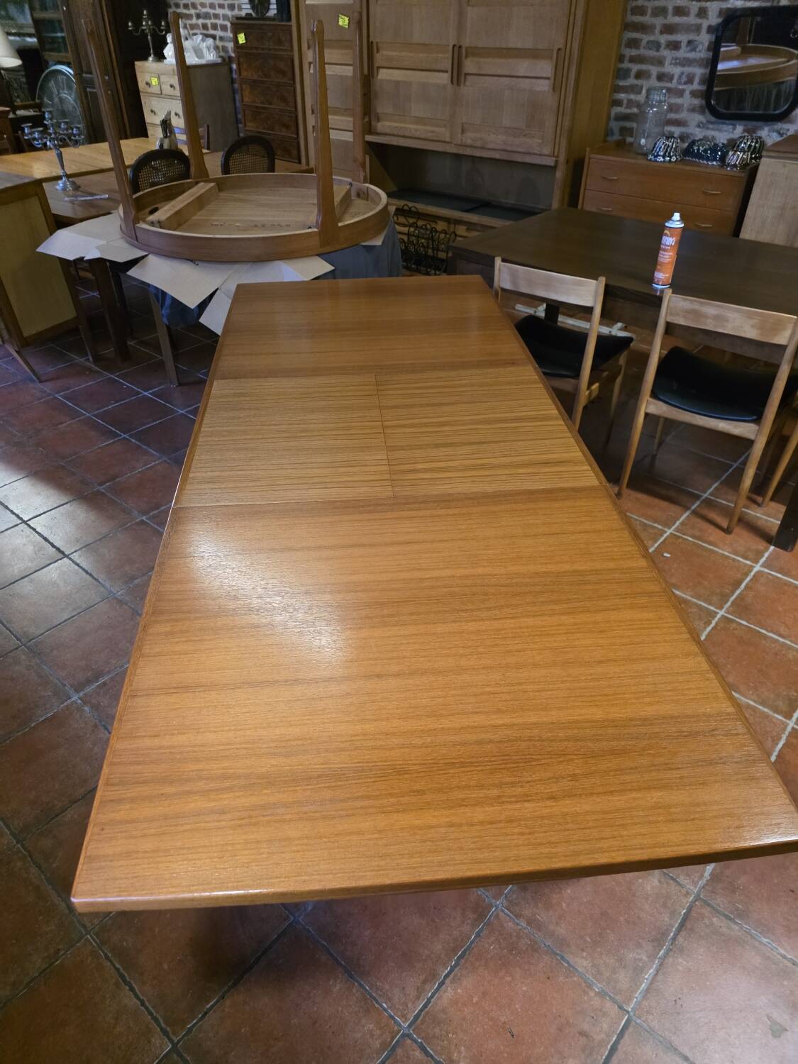 Table scandinave galbée extensible papillon en teck années 60