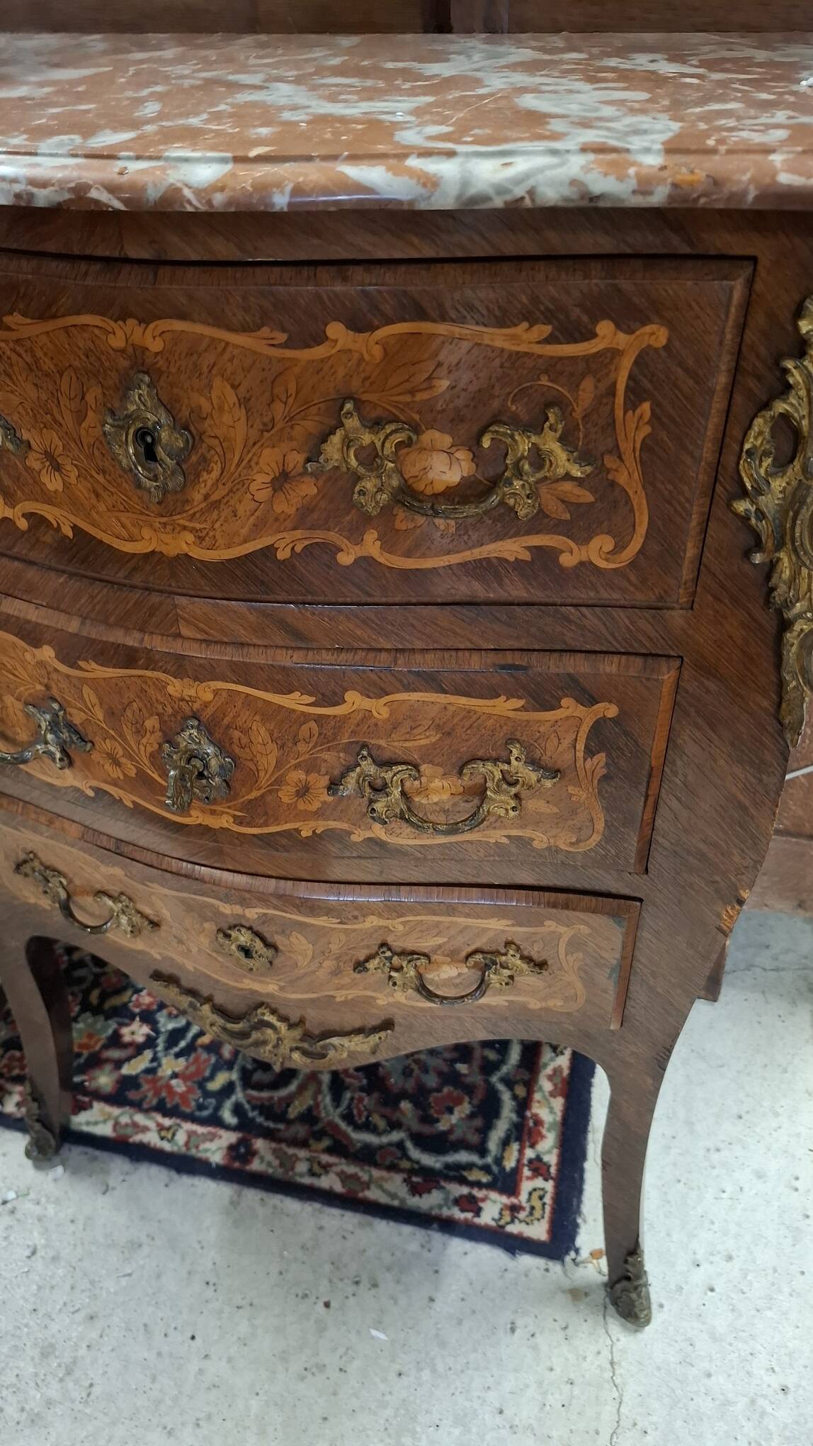 Commode de style Louis XV en marqueterie