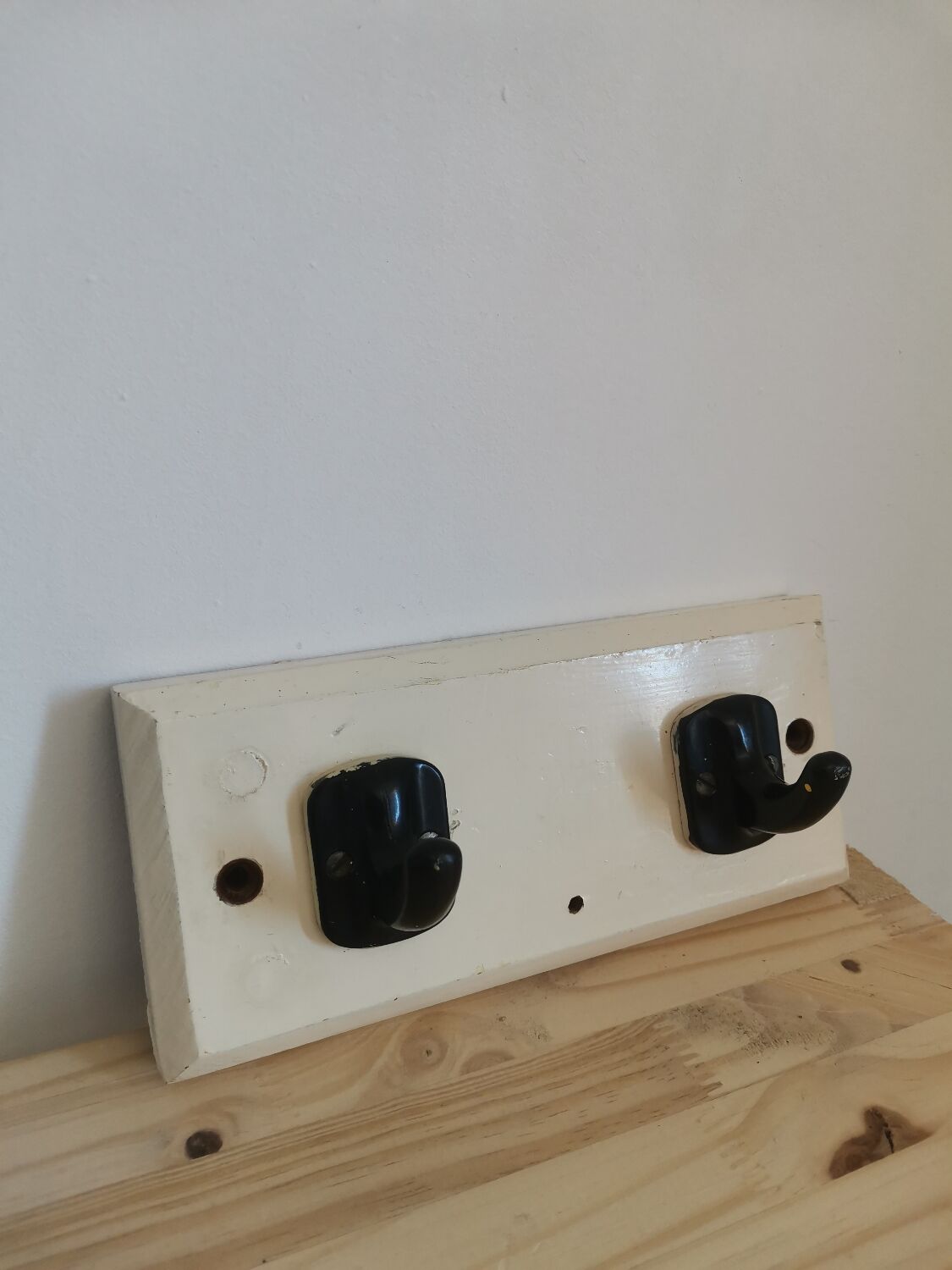 Coat rack in wood and vintage plastic