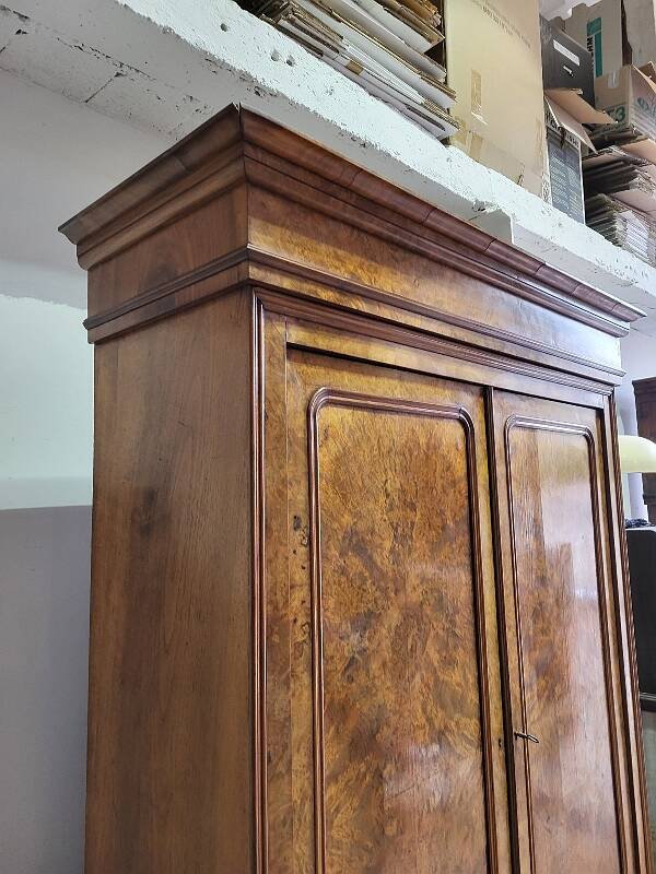 BUR WALNUT CABINET 2 DOORS 2 DRAWERS