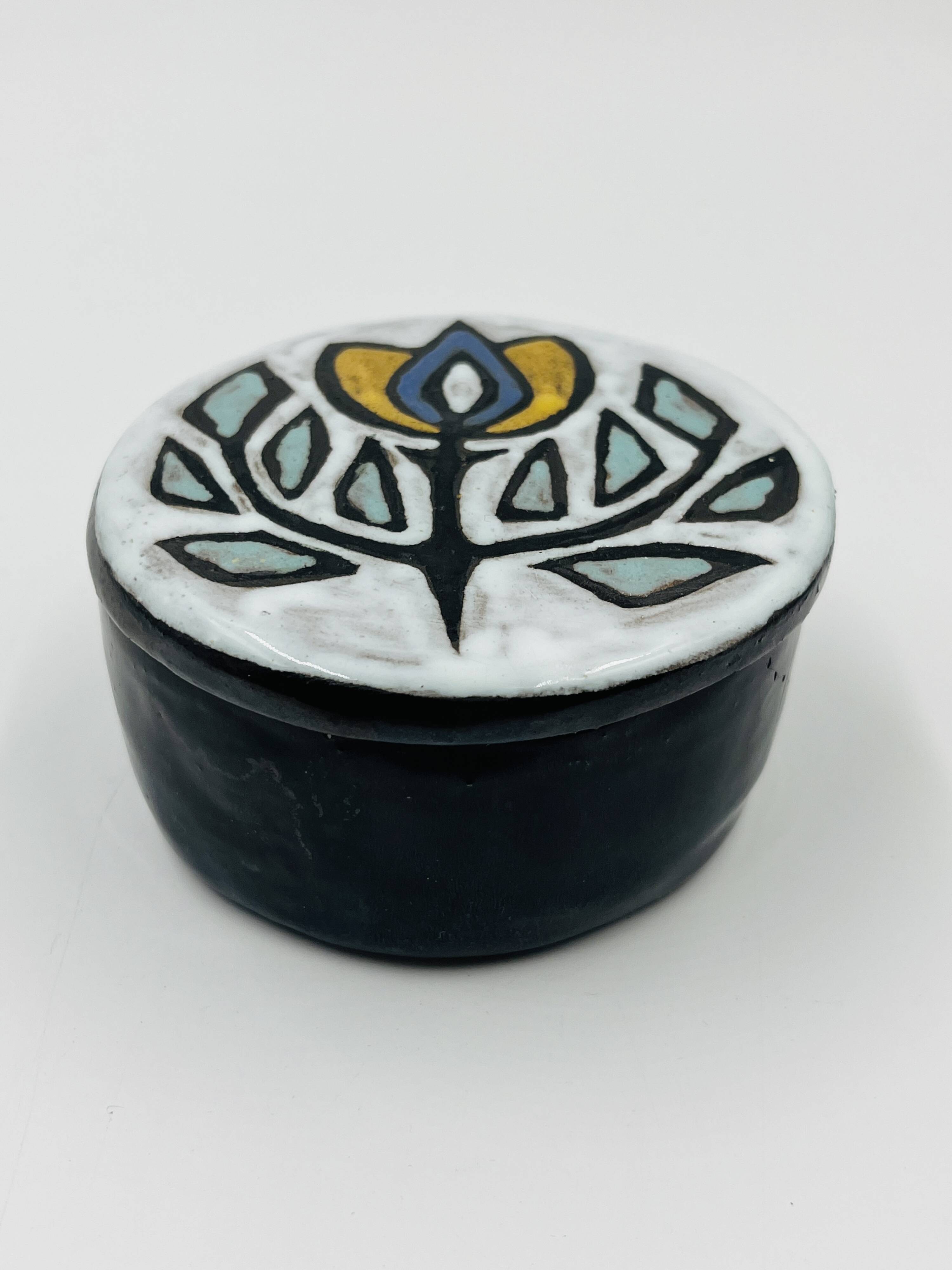 Ceramic box from Namur attributed to Yvette Manoy.