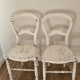 Paire d'anciennes chaises en bois blanc