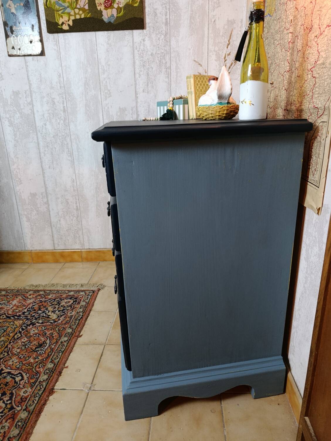 Chest of drawers with 5 drawers in solid dark wood and patinated blue.