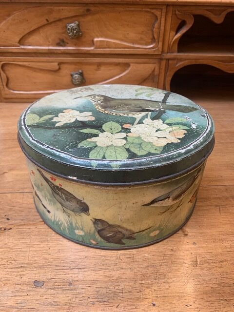 Metal biscuit tin