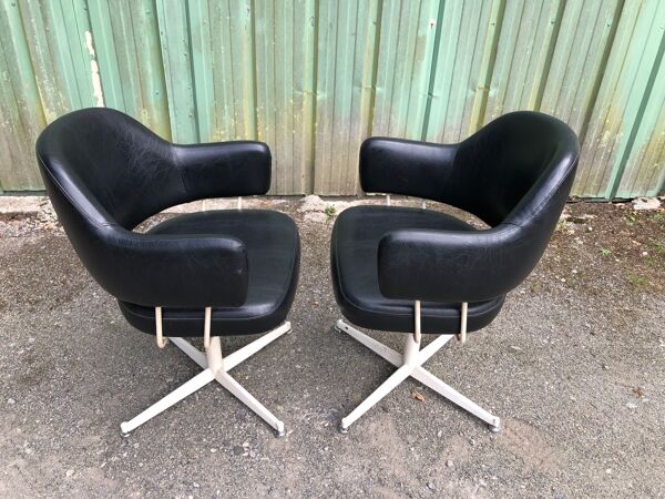 Duo de fauteuils vintage en Skaï noir à piétement métallique.