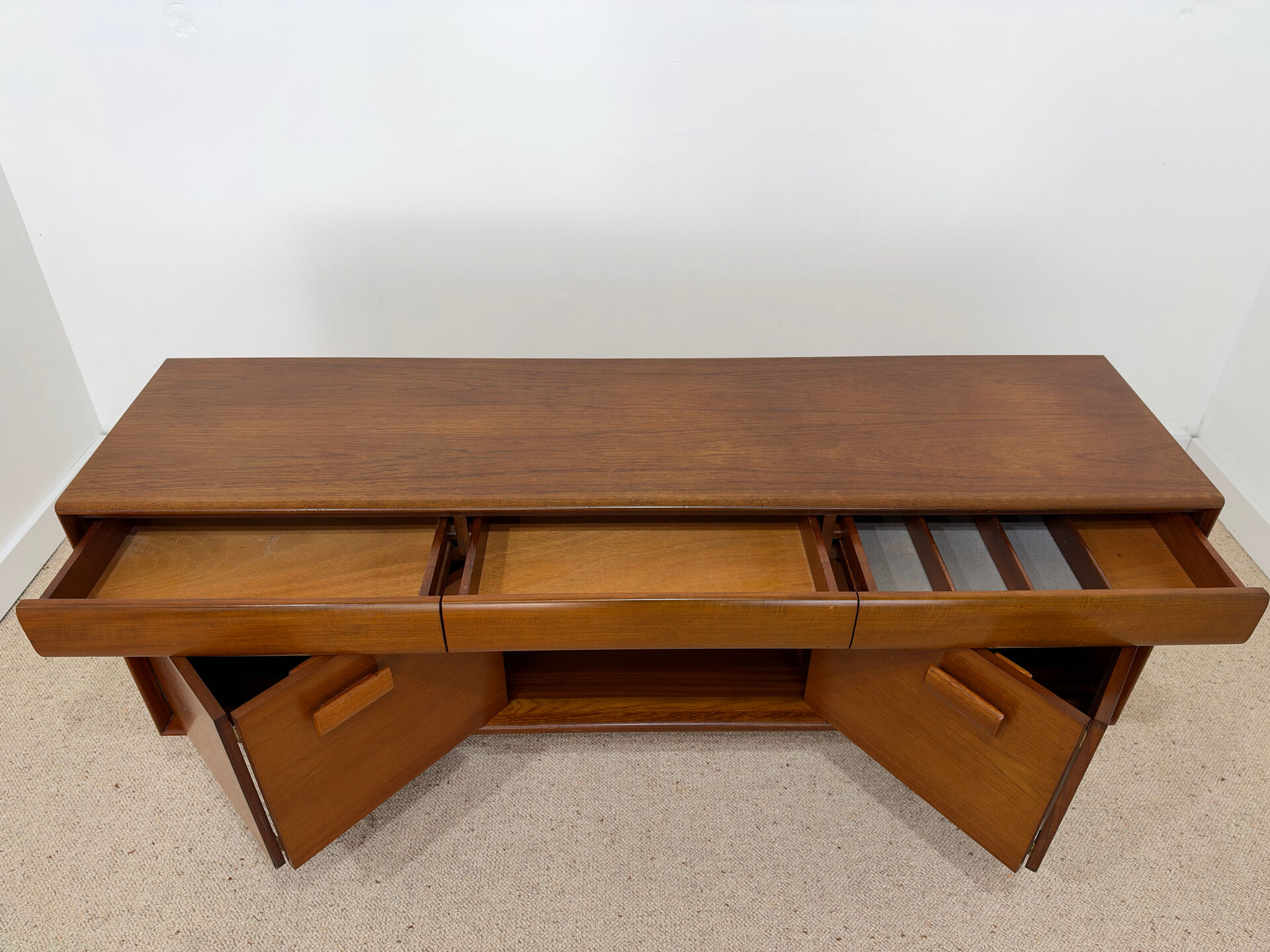 Enfilade en teck White & Newton – modèle Byfolder – années 60