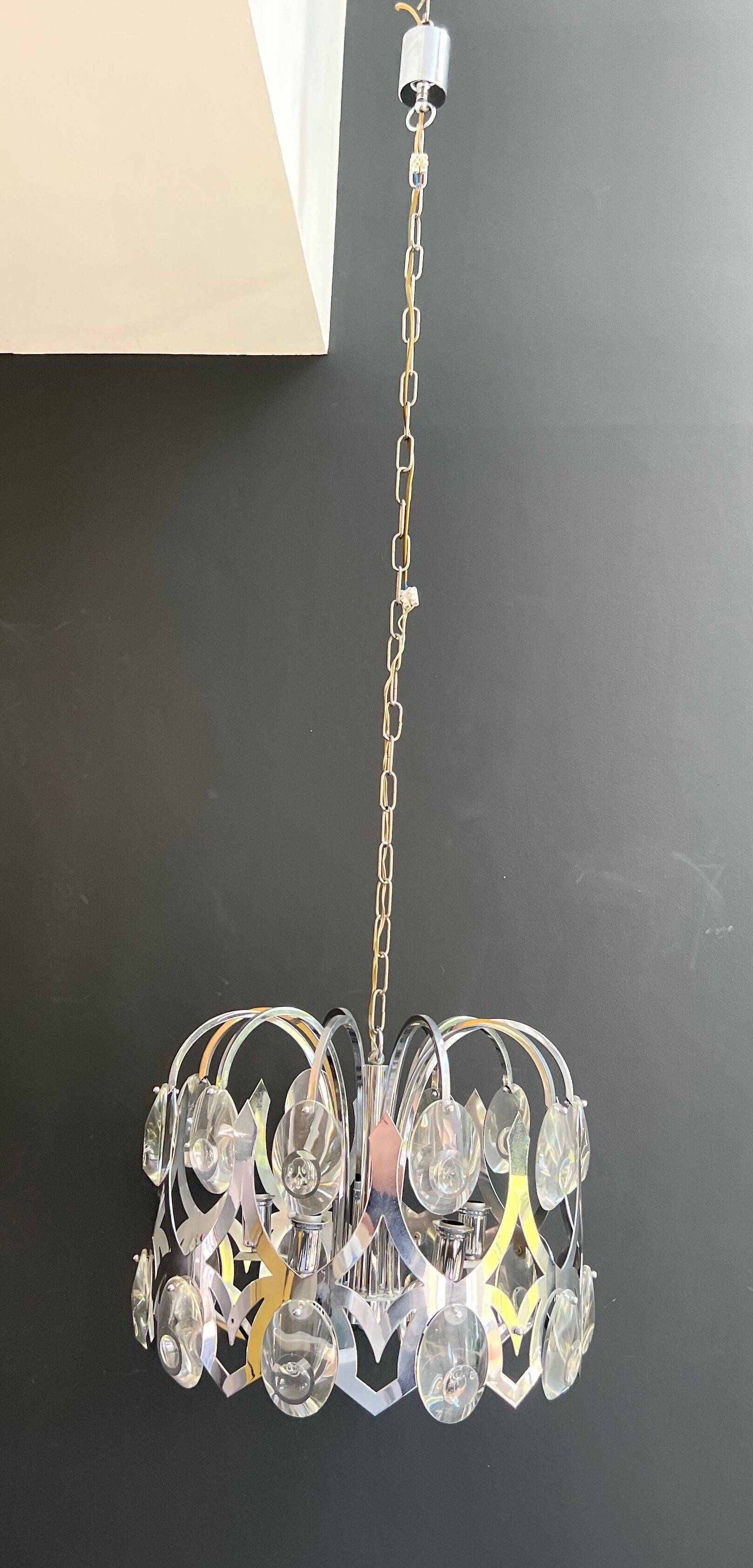 Lustre design en chrome et cristaux de Angelo Gaetano Sciolari. Vers 1970