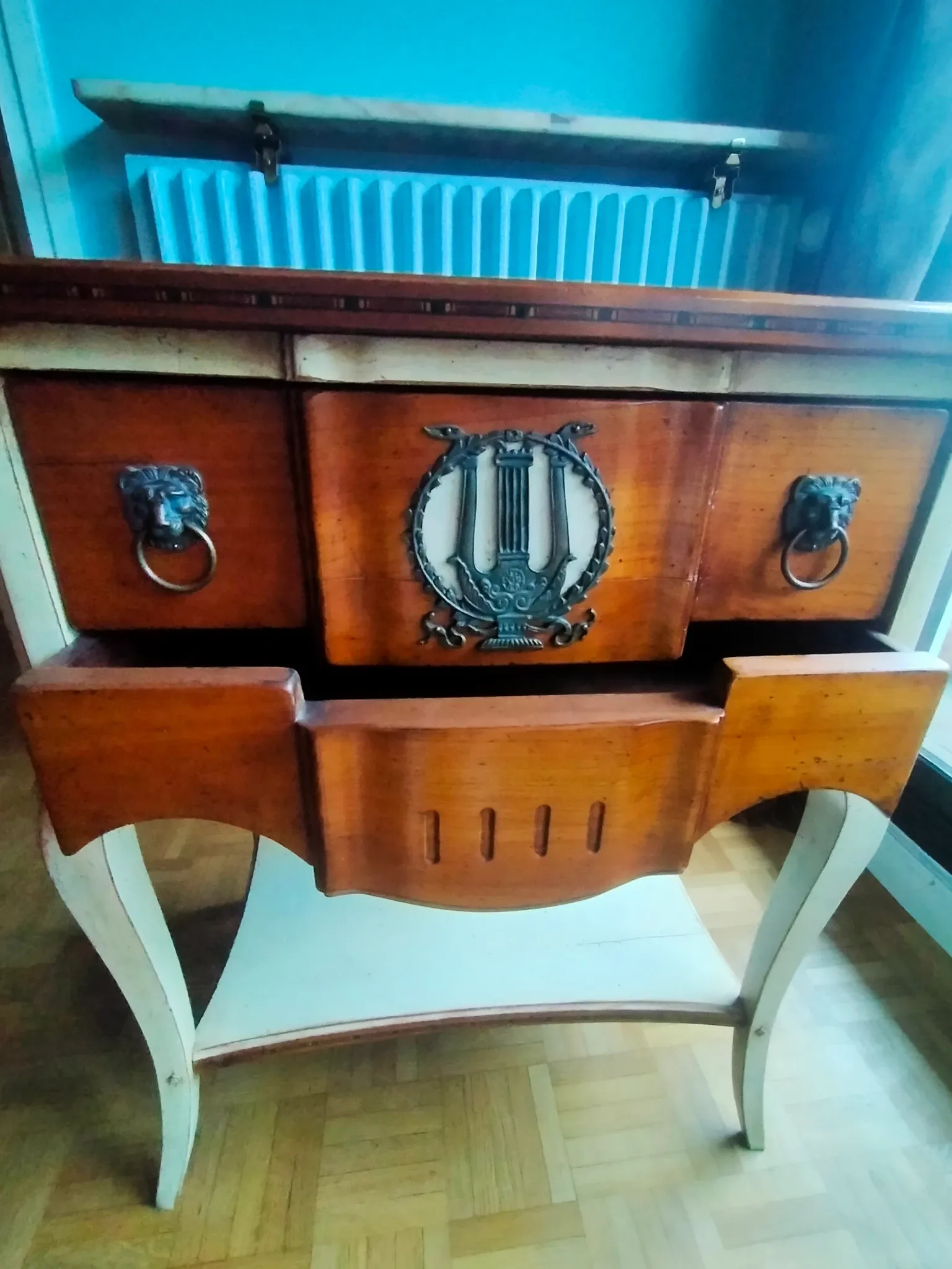 Classic chest of drawers