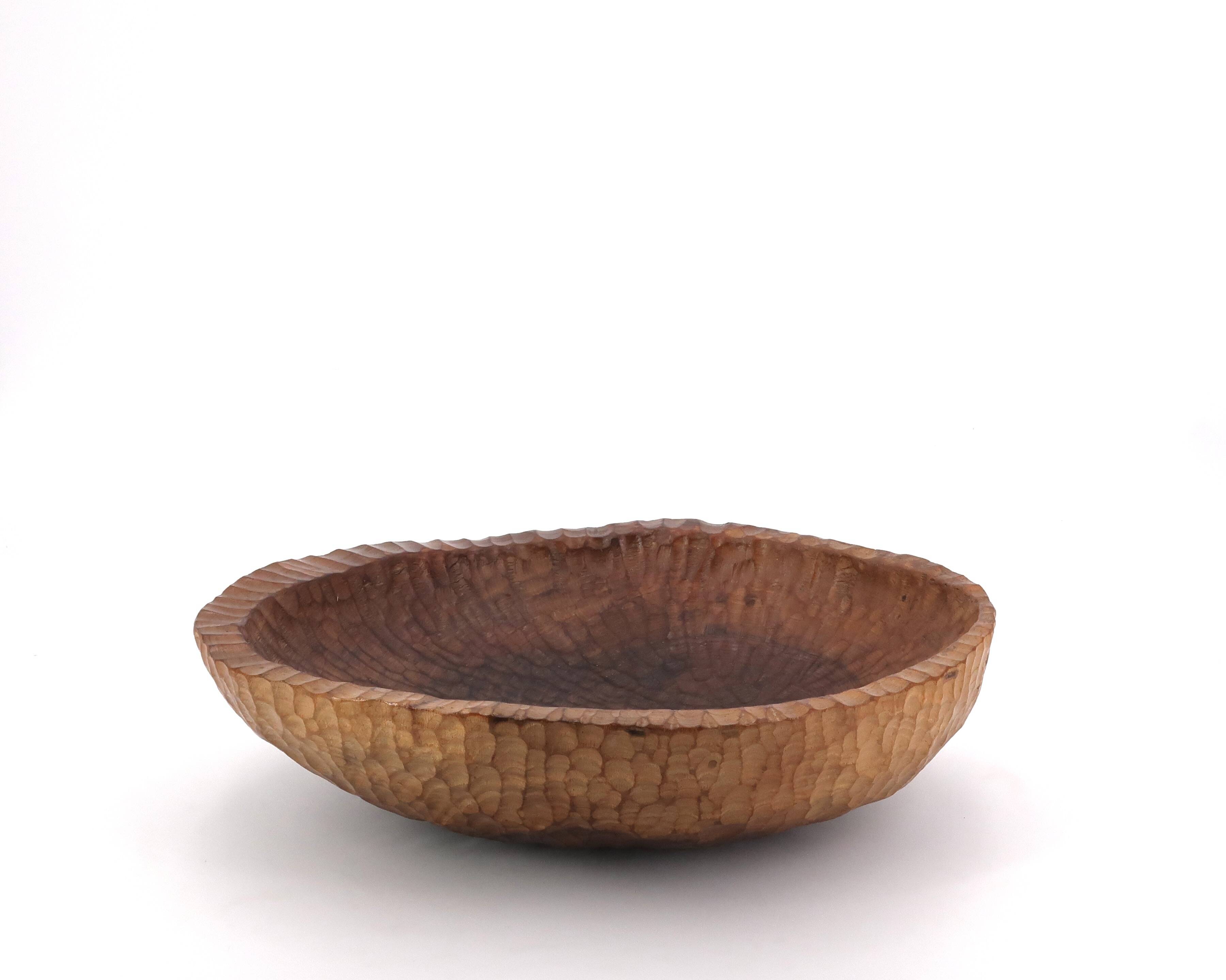 Centre de table en bois taillé à la gouge signé 1974