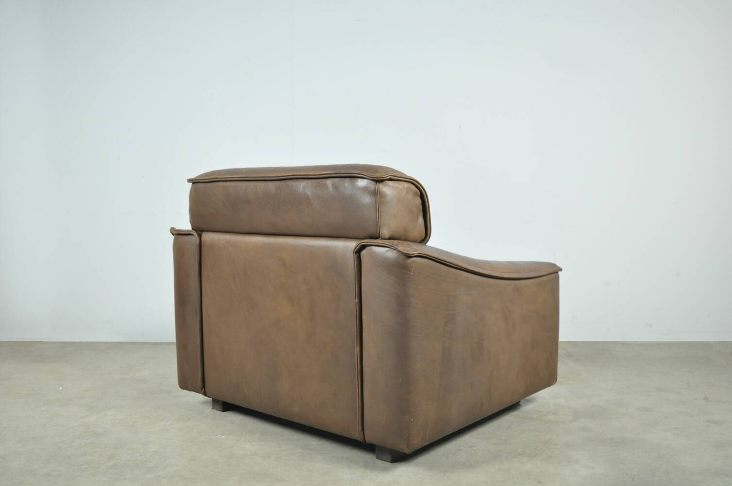 Buffalo leather vintage brutalist armchair by hugo de ruiter, leolux, 1970s