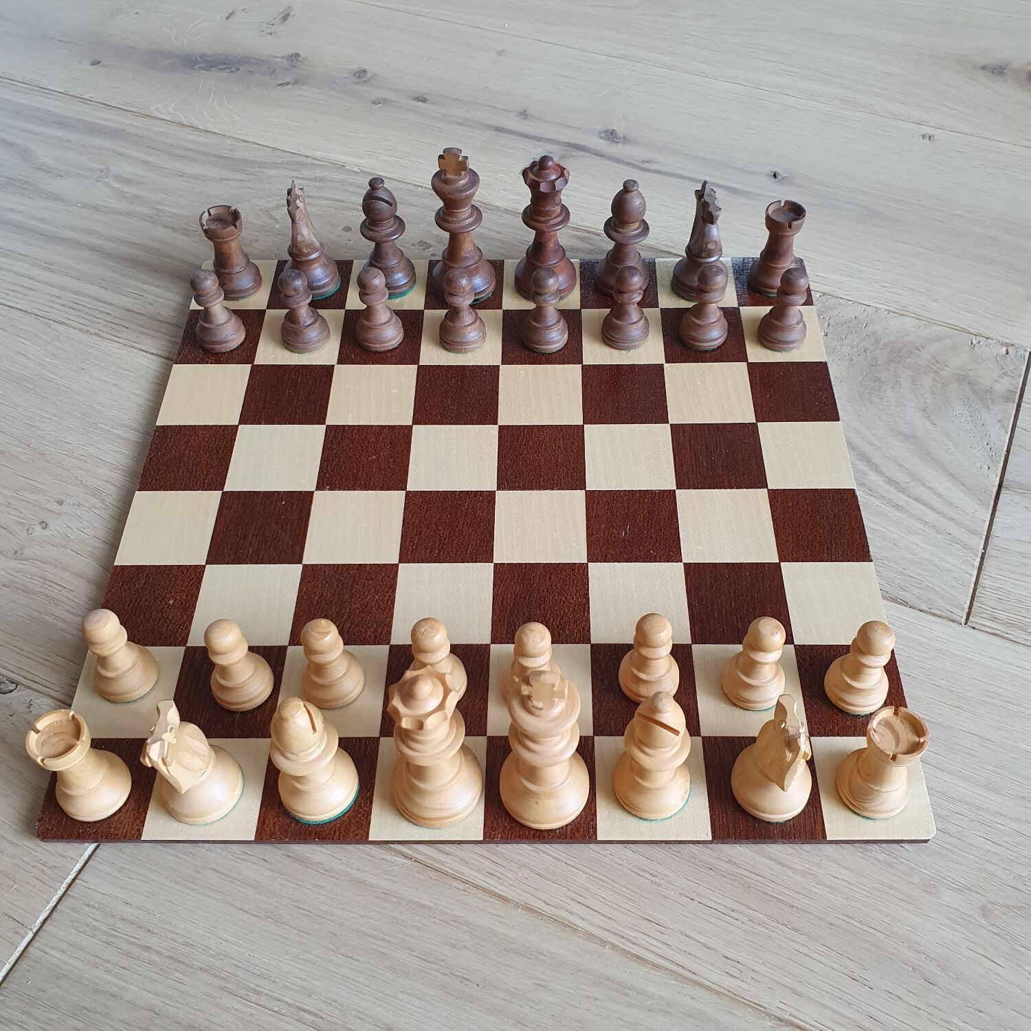 Lardy rollable chess game