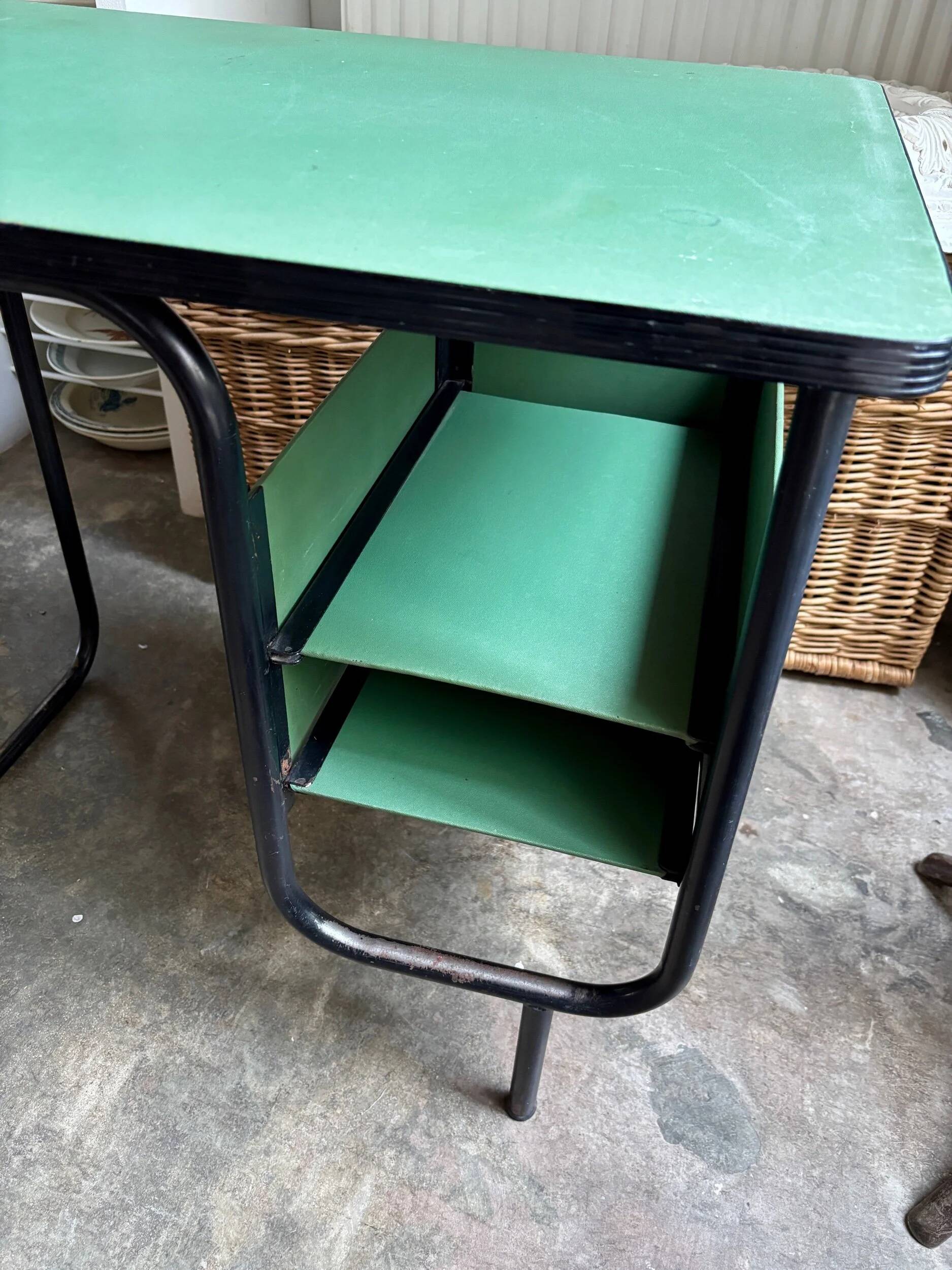Bureau en métal noir et vinyle vert
