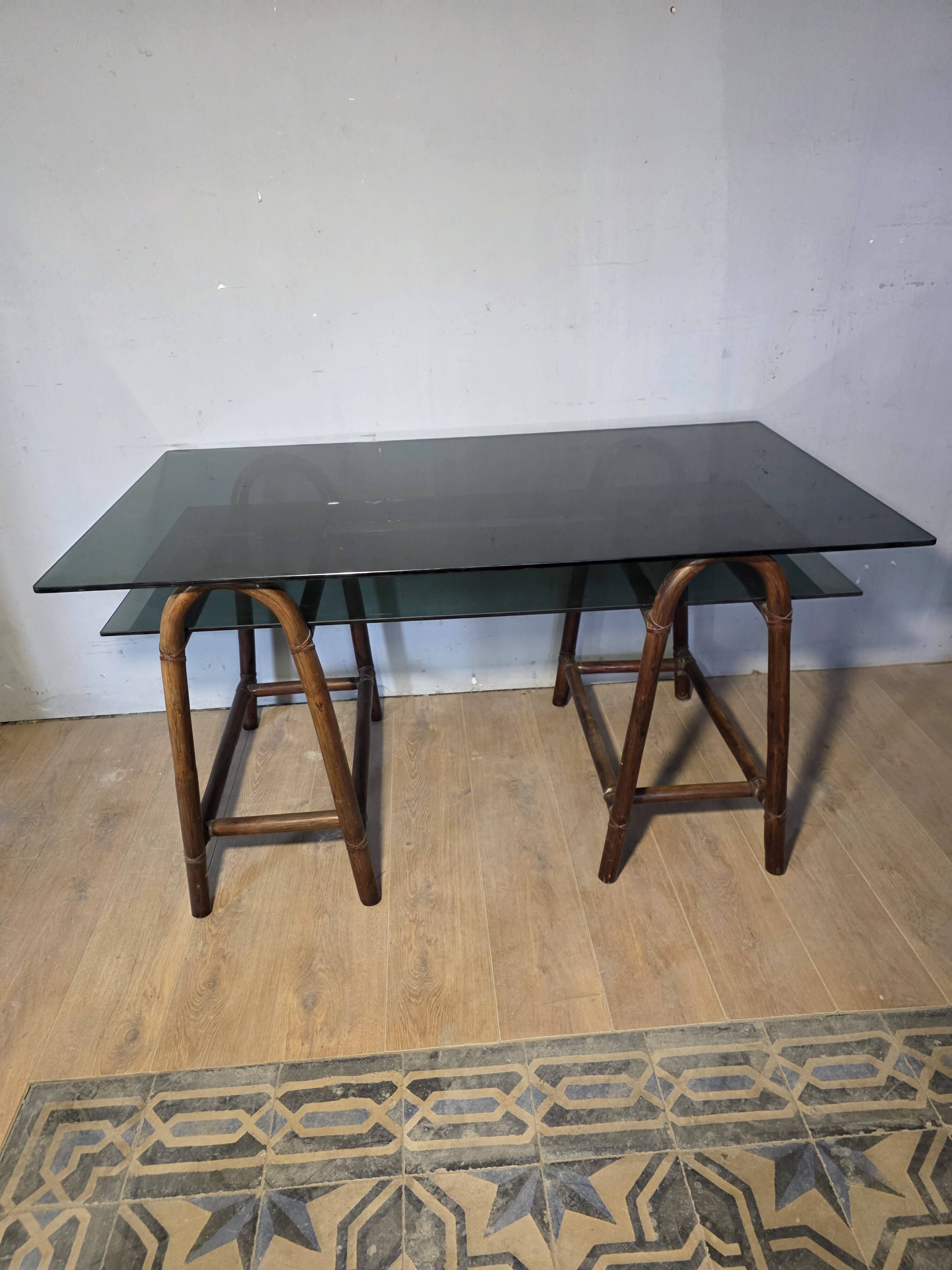 Bureau en rotin double plateau en verre fumé, années 70.