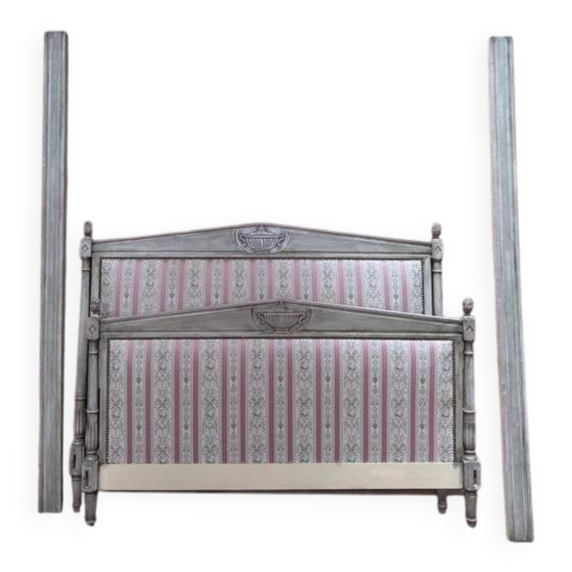 Lit capitonné et réchampi de style Louis XVI