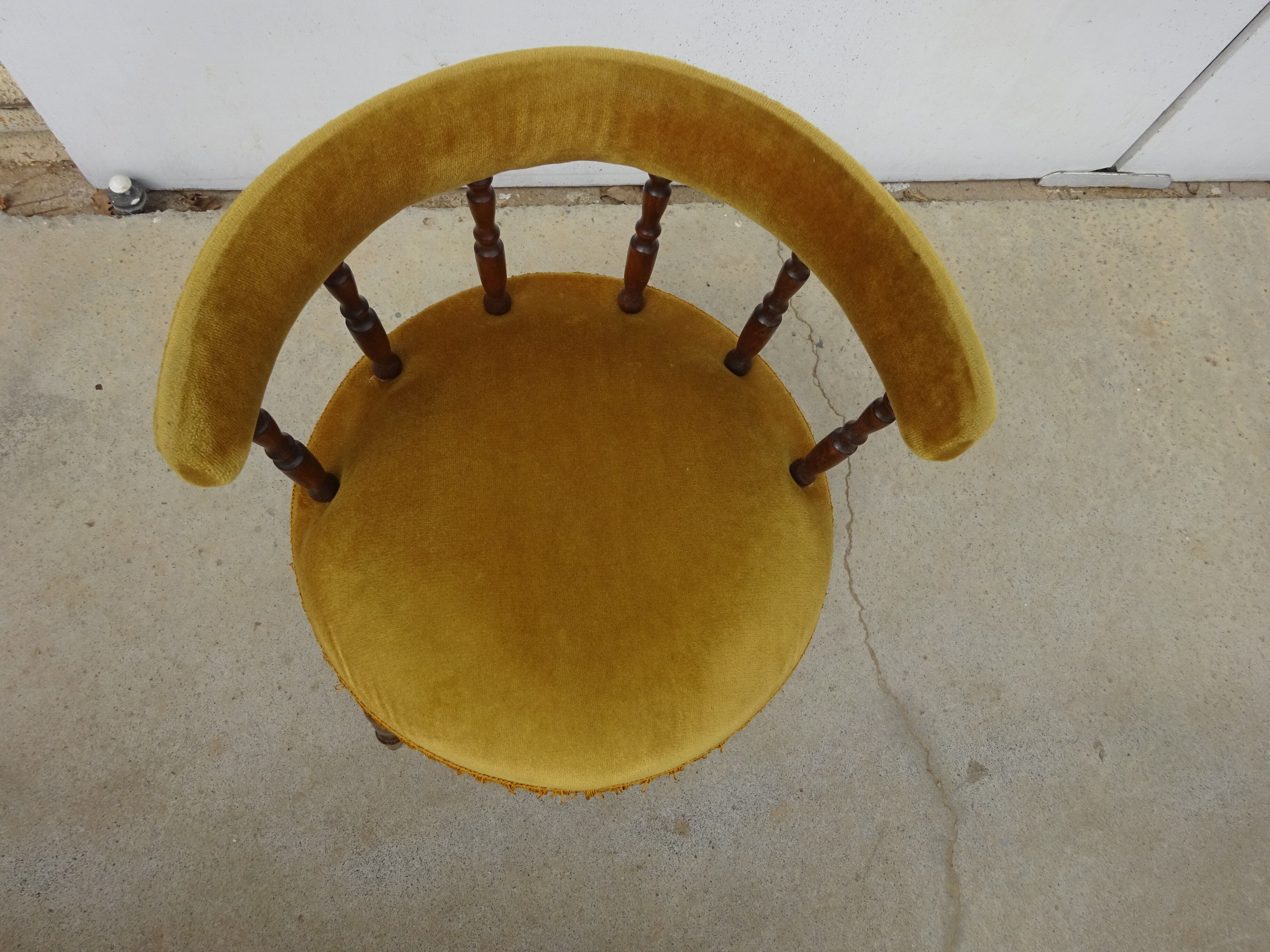 Chaise en noyer et velours franges assorties couleur or
