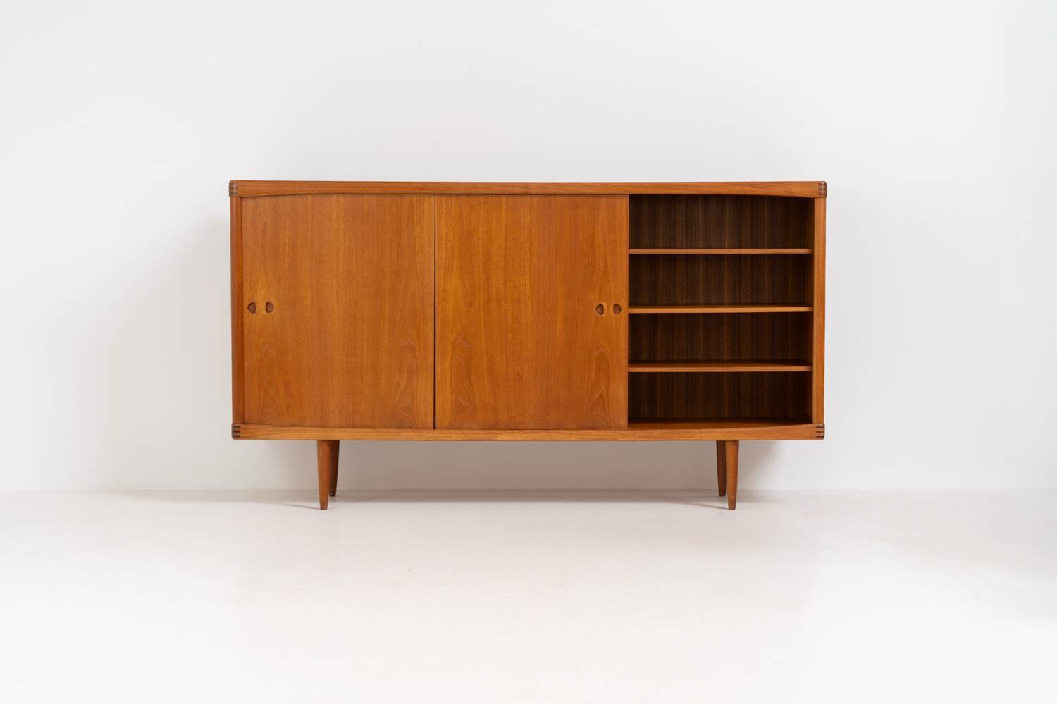 Buffet haut de Henry W. Klein pour Bramin en teck (Danemark, années 1960).