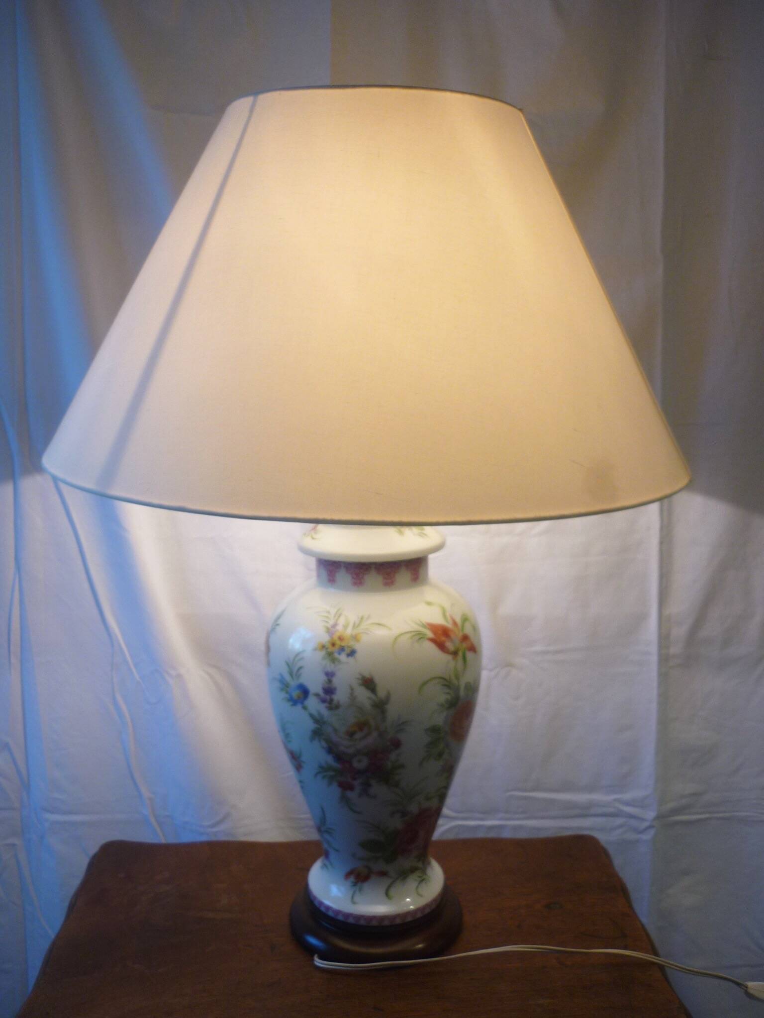 Painted porcelain lamp with flower decoration 67 cm
