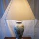 Lampe en porcelaine peinte à décor de fleurs