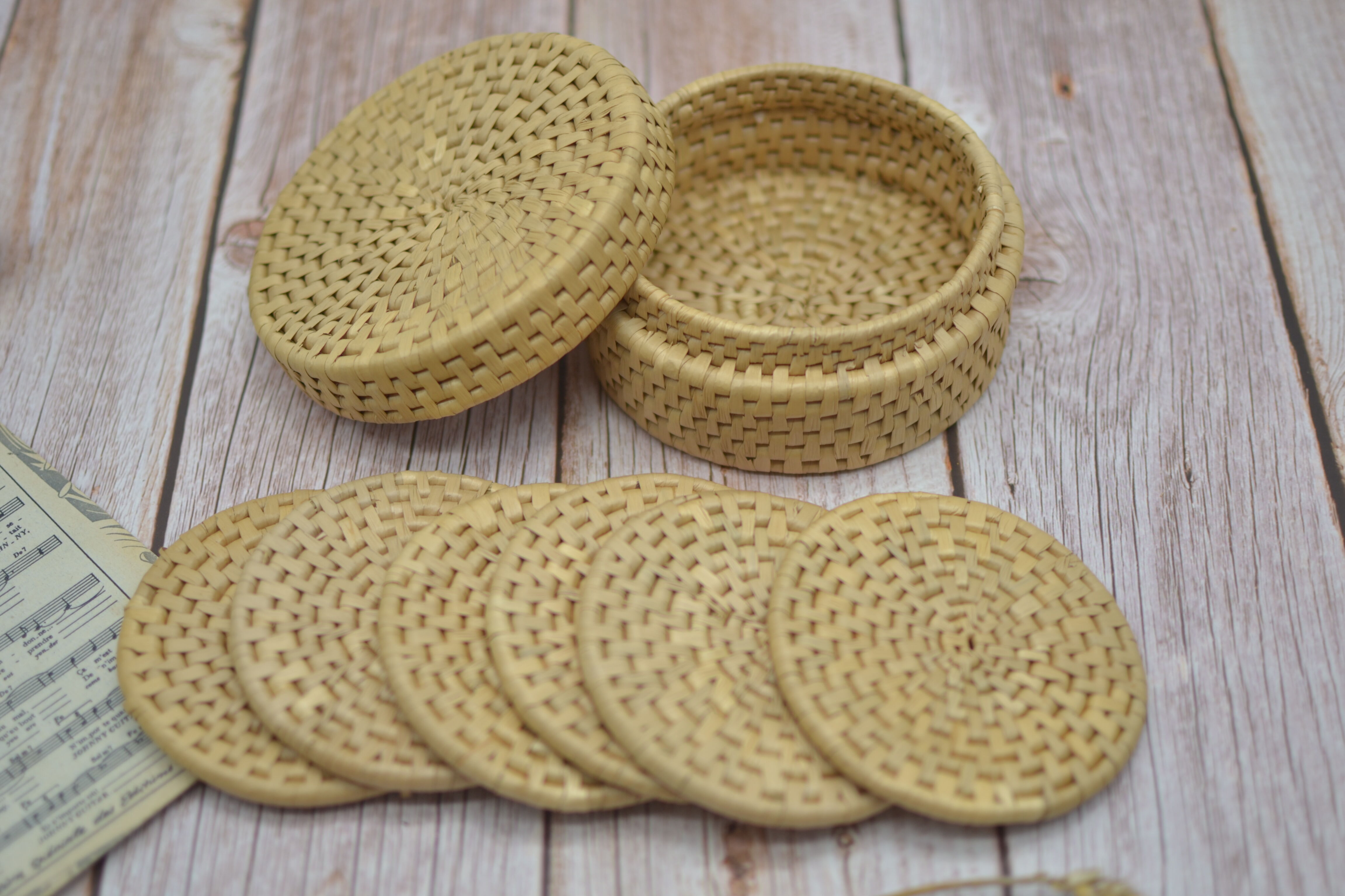 Set of 6 wicker coasters with their storage box