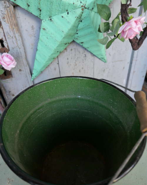 Lot of 3 pieces enamelled basins and bucket