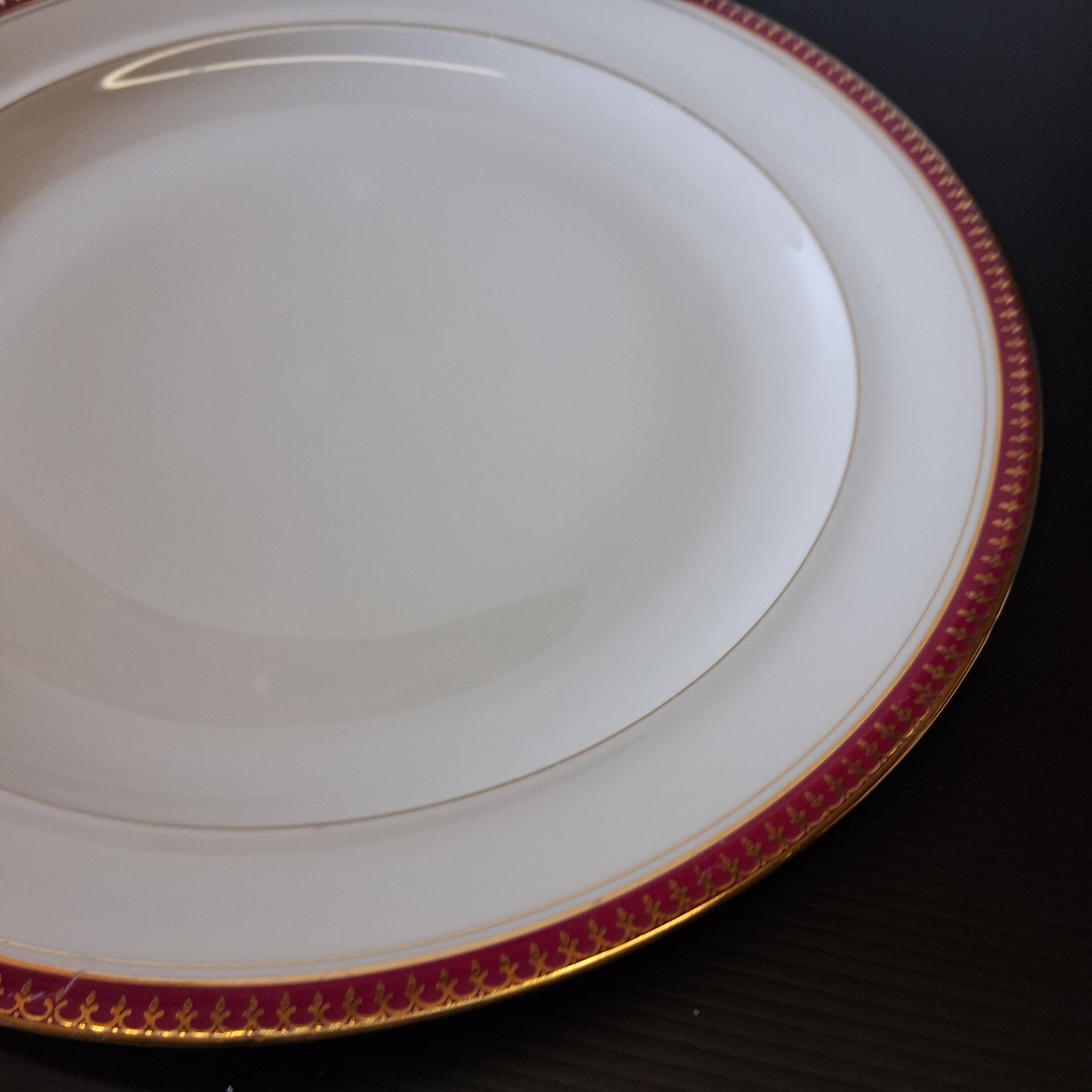 Very nice round serving dish from Chastagner & Co in good condition.